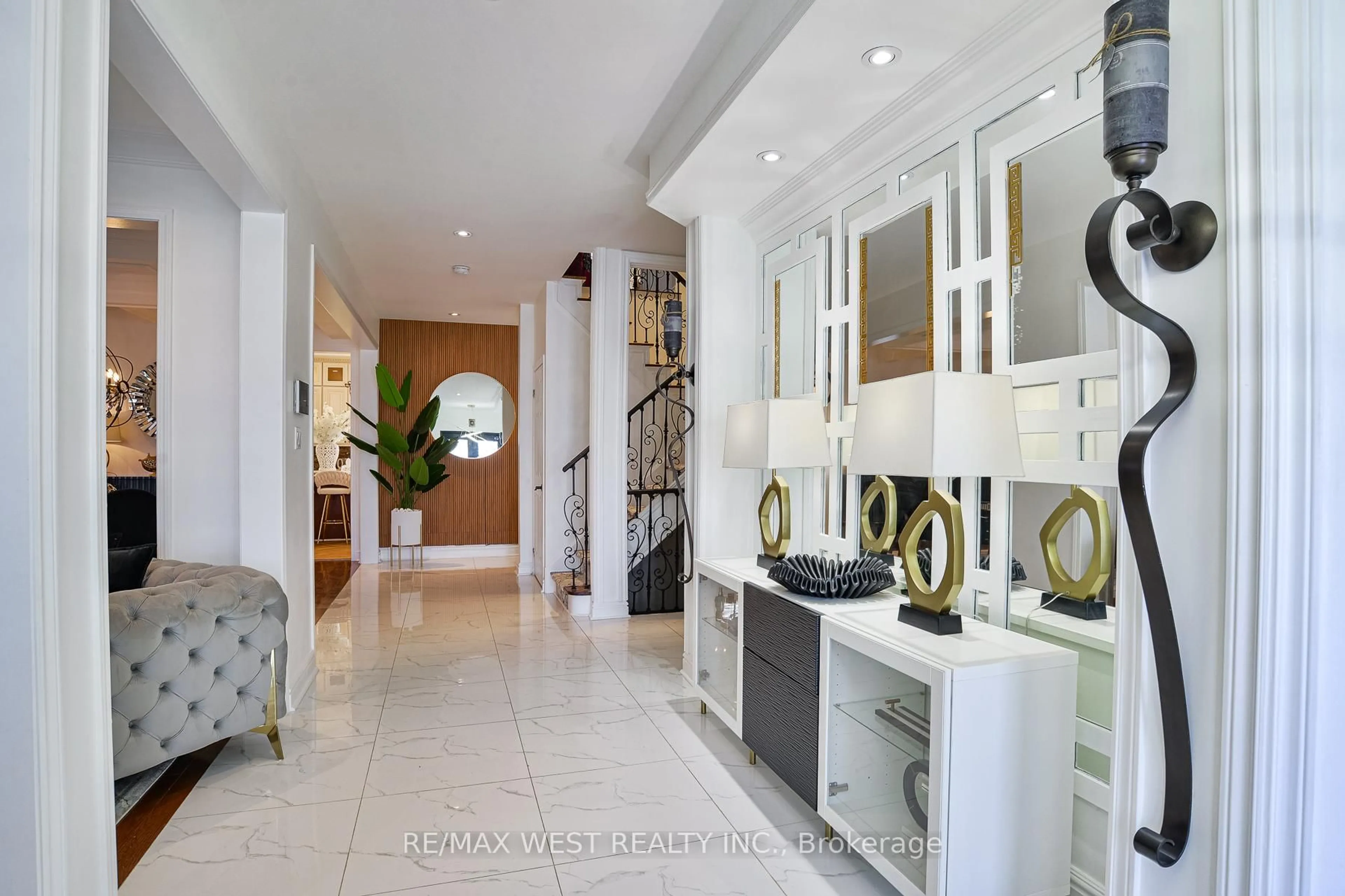 Indoor entryway for 134 Sandringham Dr, Barrie Ontario L4M 0C9