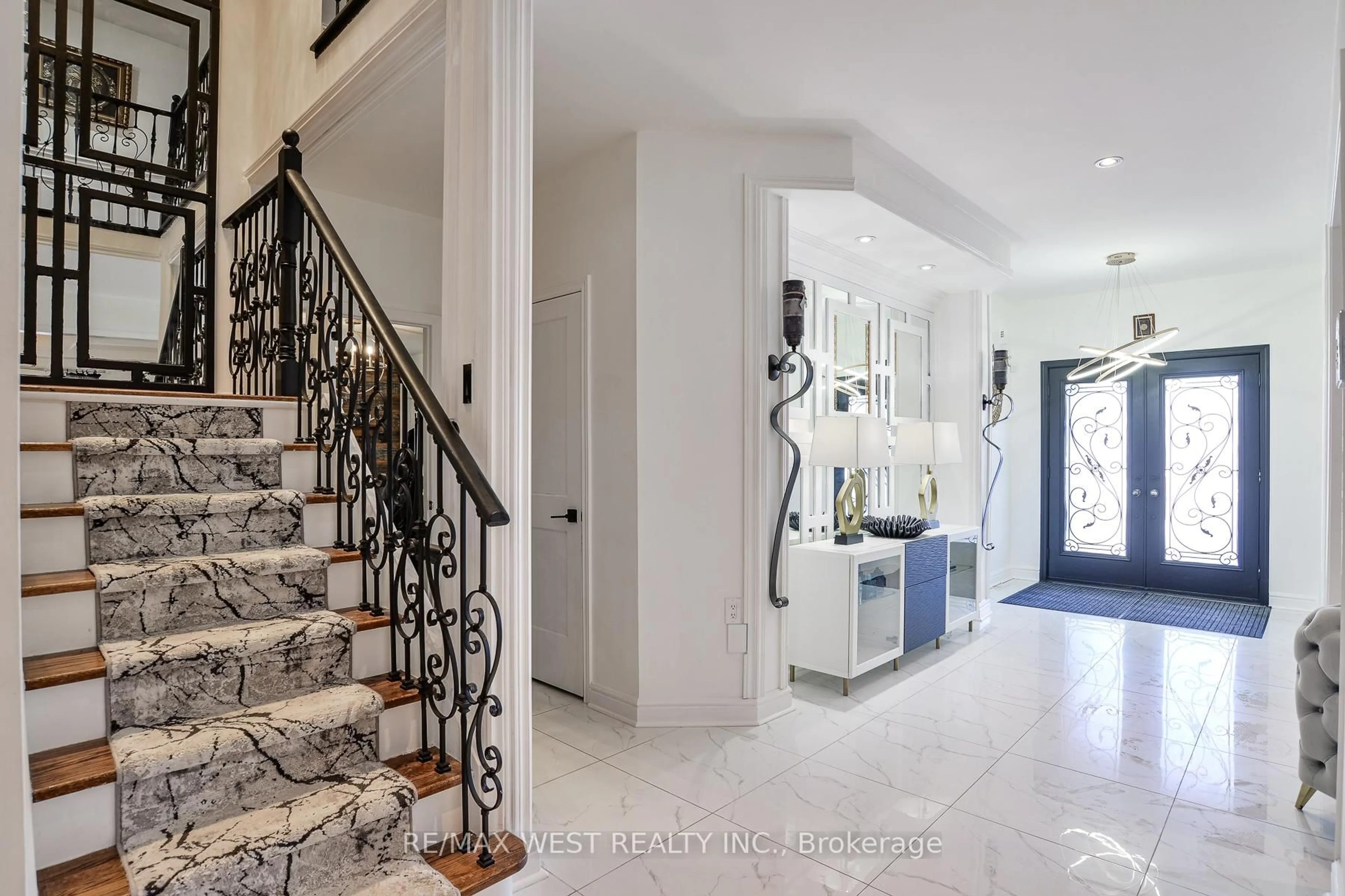 Indoor foyer for 134 Sandringham Dr, Barrie Ontario L4M 0C9