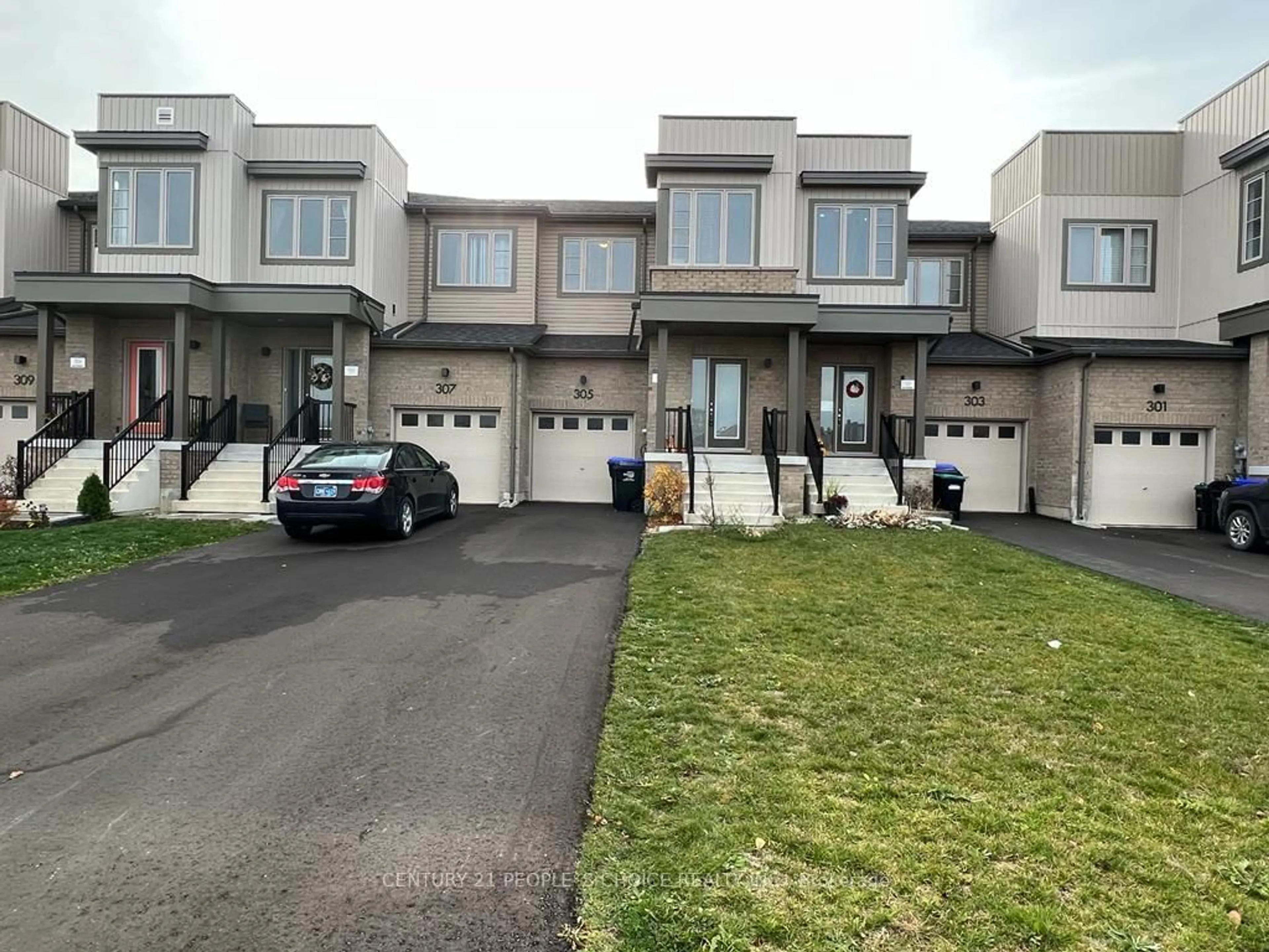 A pic from outside/outdoor area/front of a property/back of a property/a pic from drone, street for 305 Atkinson St, Clearview Ontario L0M 1S0