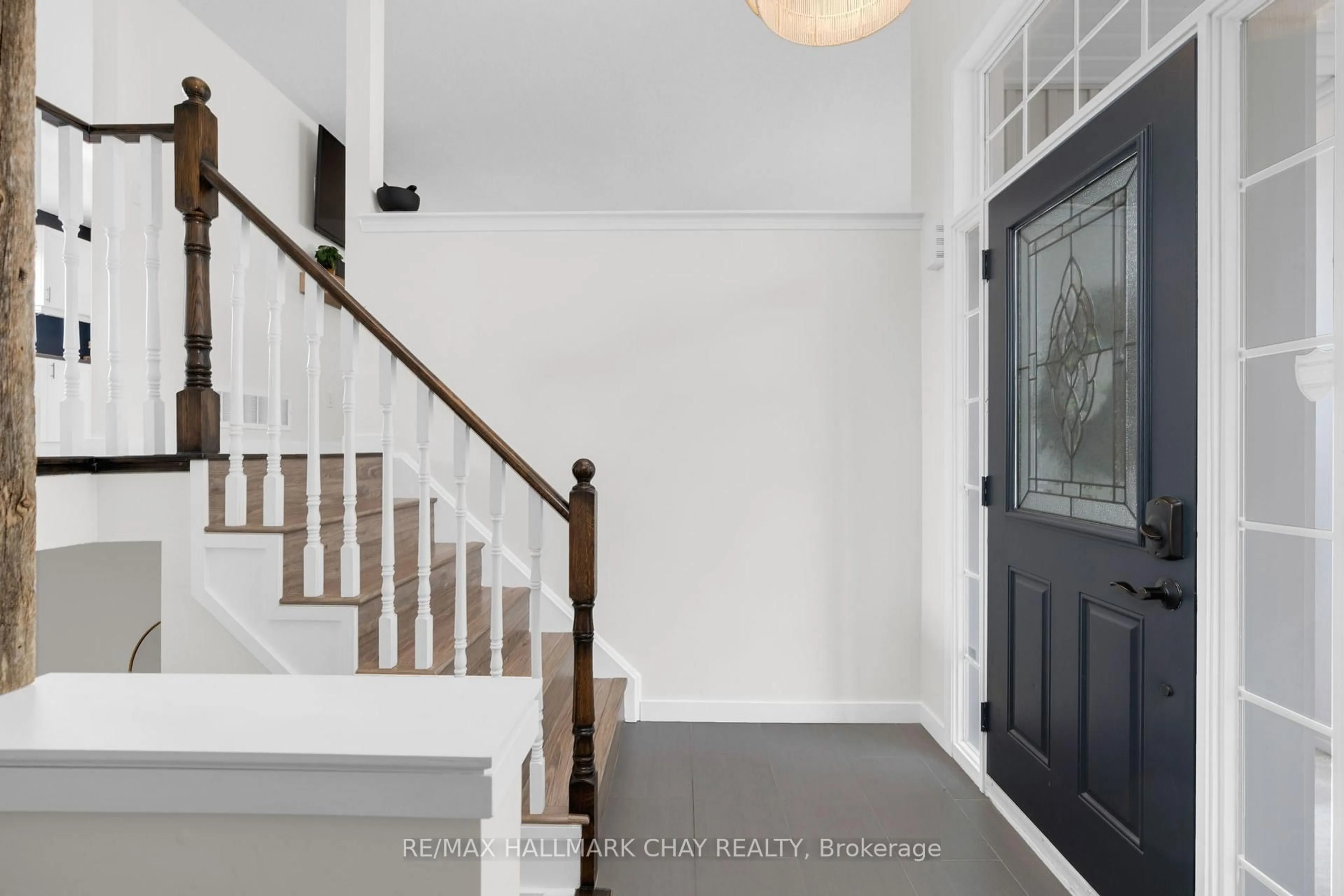 Indoor entryway for 204 Forest Cres, Clearview Ontario L0M 1S0