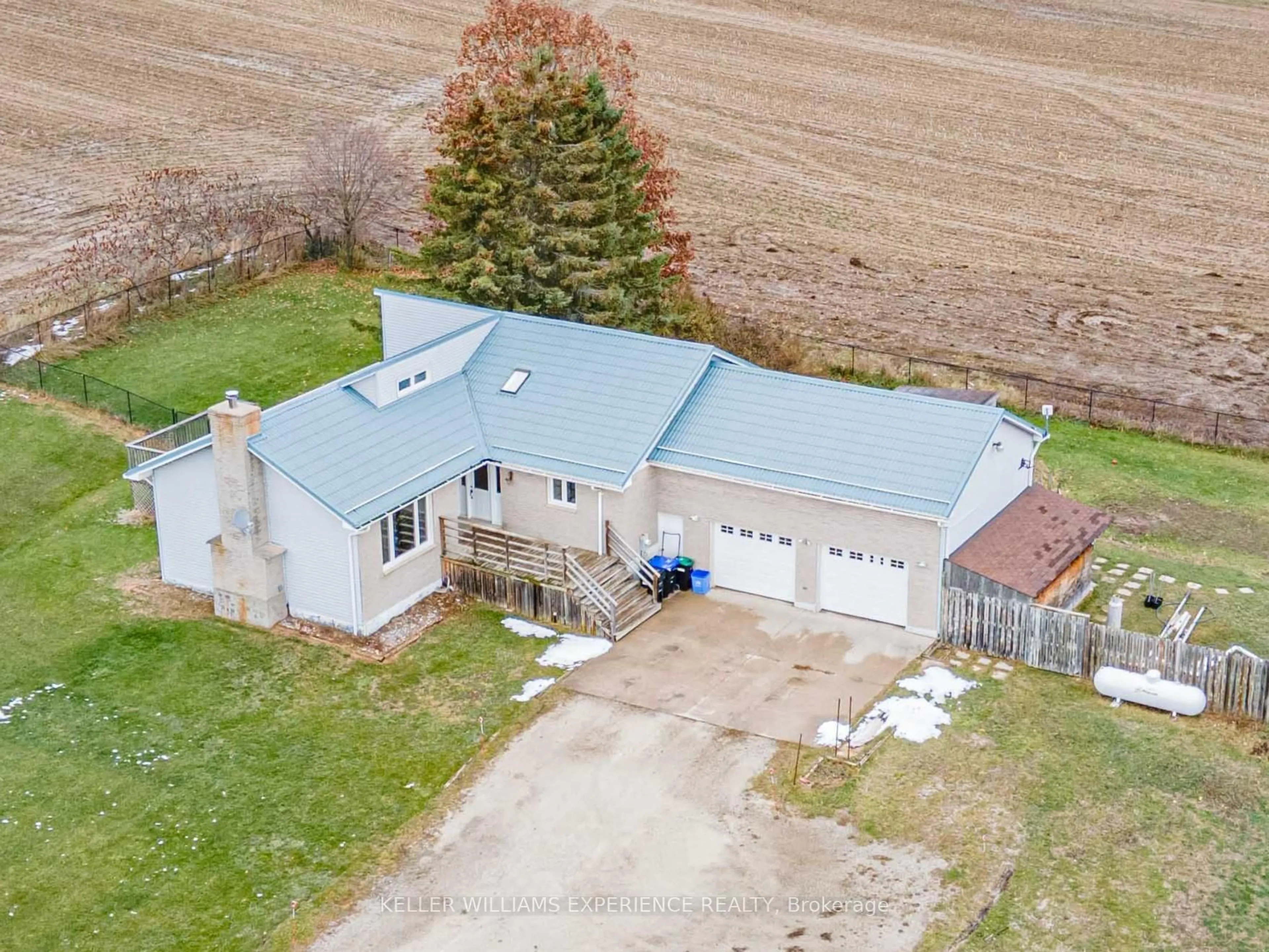 A pic from outside/outdoor area/front of a property/back of a property/a pic from drone, building for 2717 3/4 Sideroad Sdrd, Clearview Ontario L0M 1N0