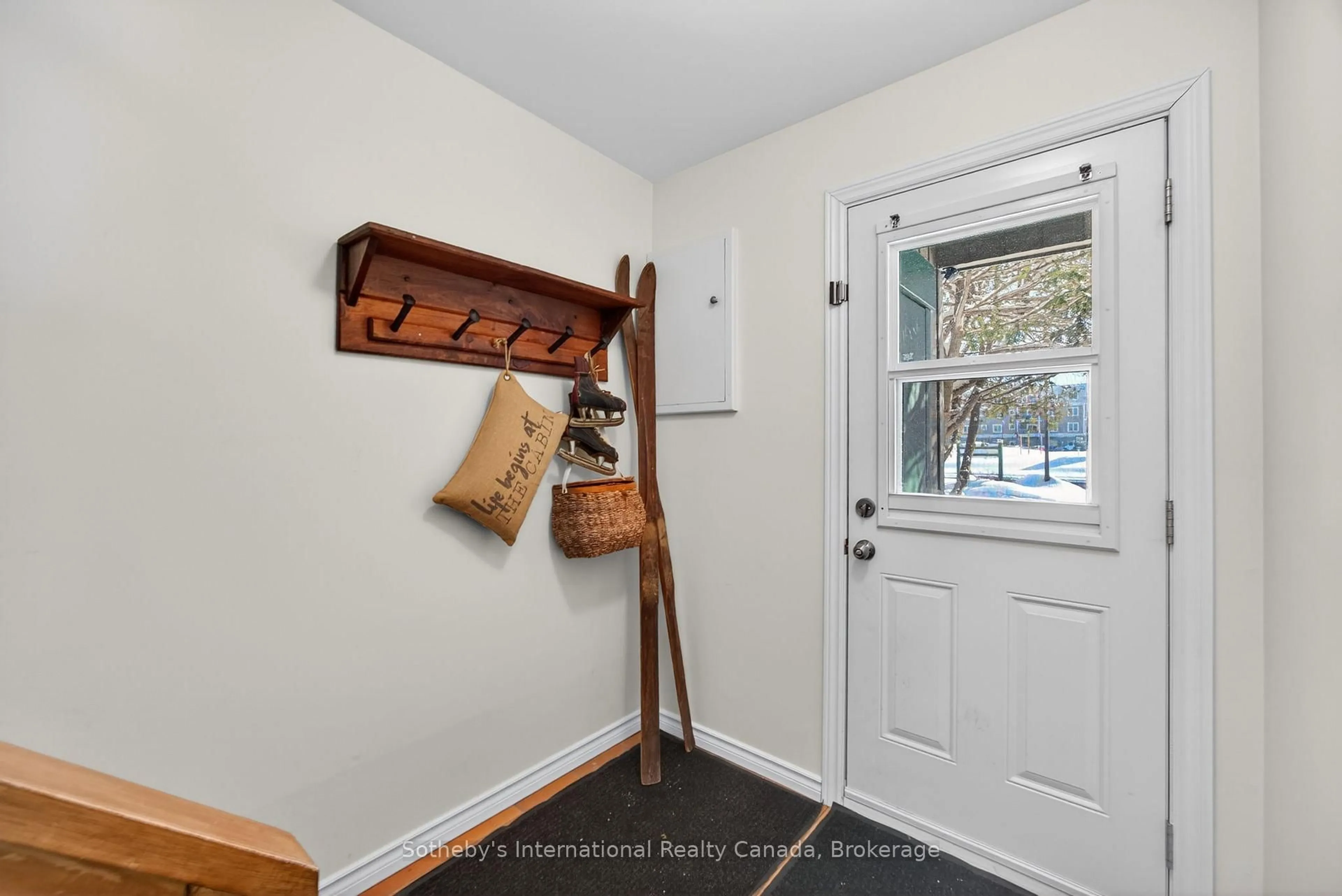 Indoor entryway for 11 Harbour St #345, Collingwood Ontario L9Y 5B4