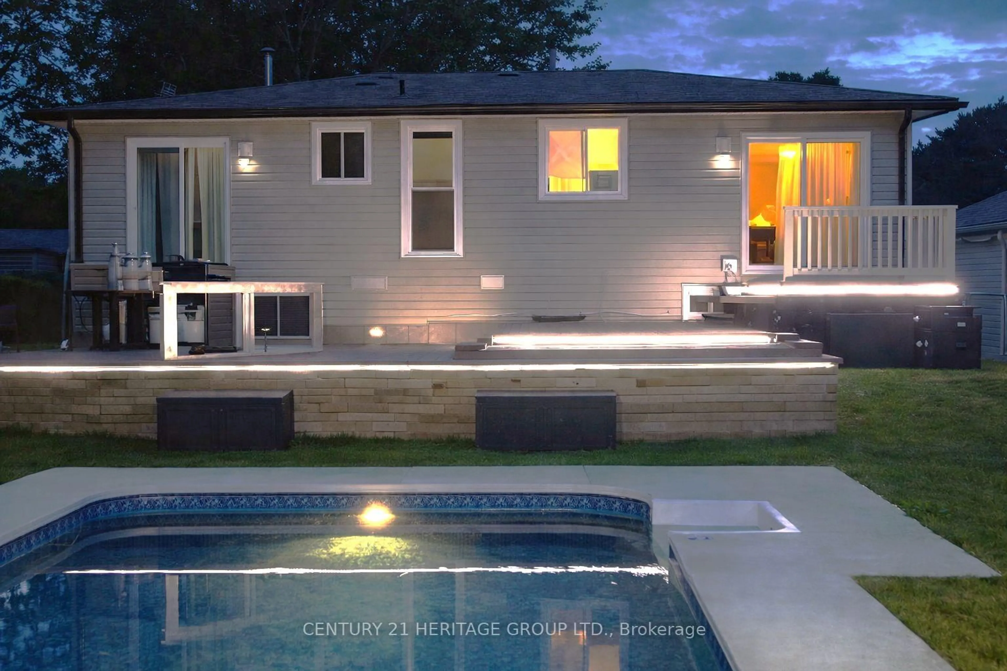 Home with vinyl exterior material, street for 105 Maple Leaf Ave, Orillia Ontario L3V 6Z1