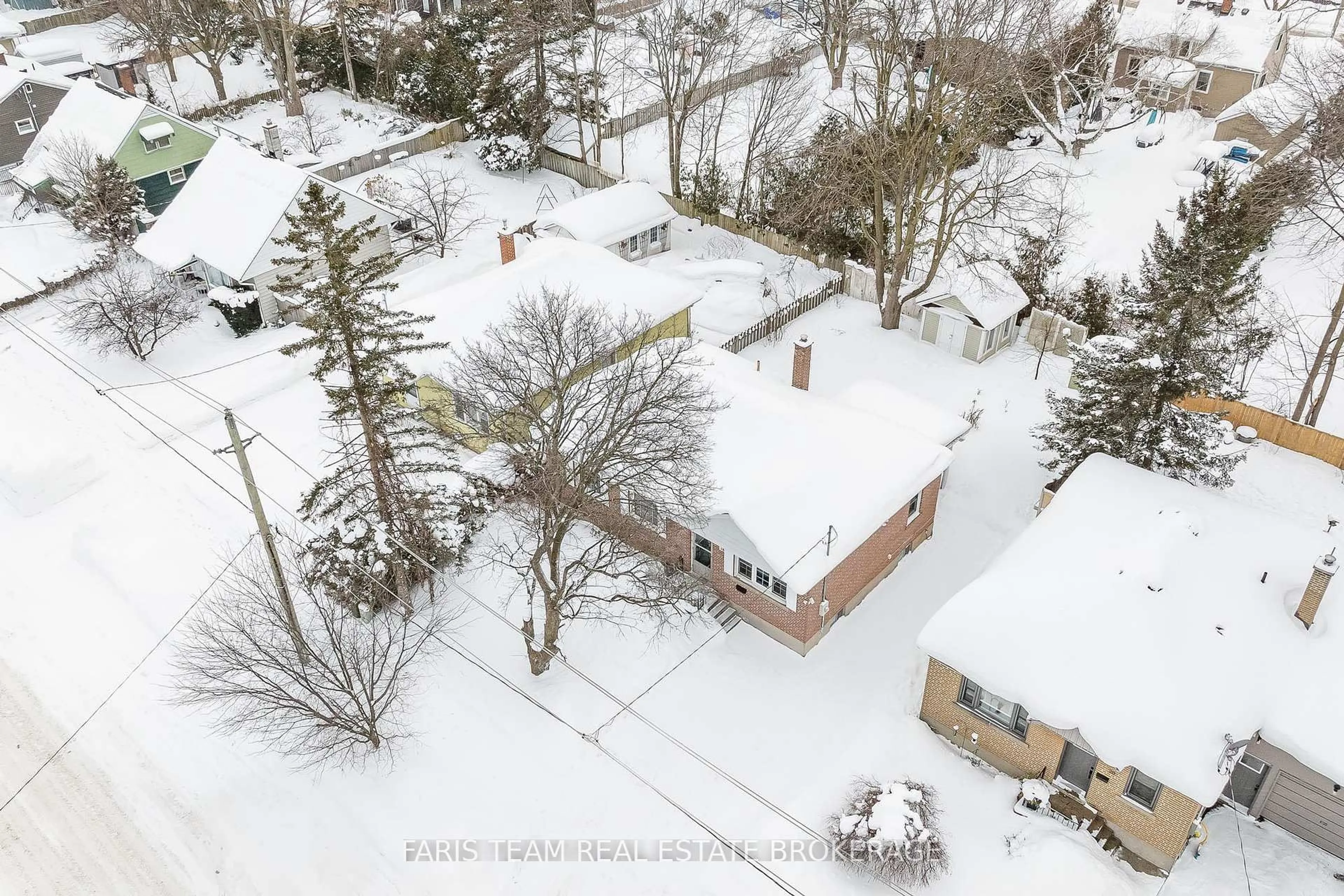 A pic from outside/outdoor area/front of a property/back of a property/a pic from drone, street for 18 Newton St, Barrie Ontario L4M 3N3