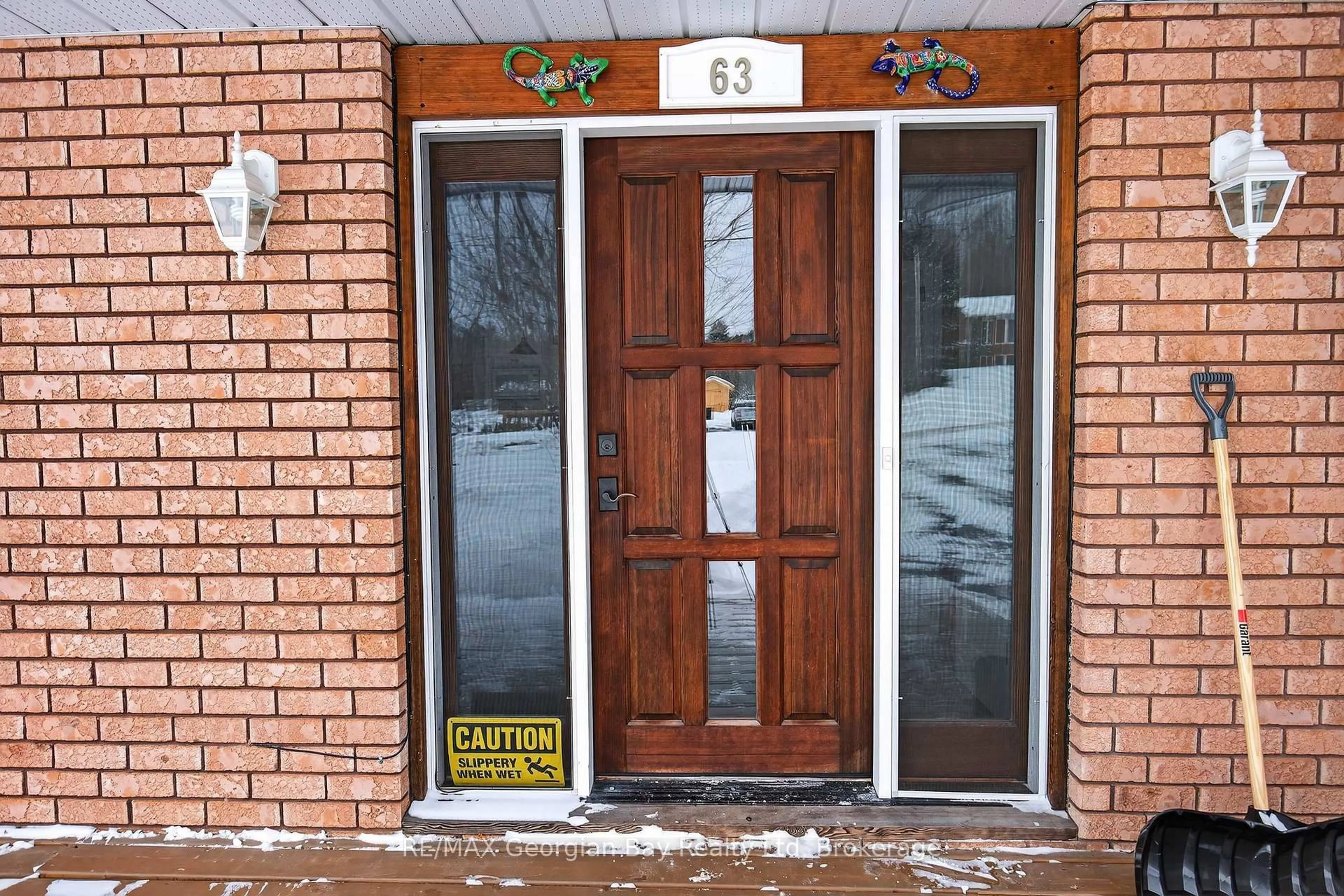 Indoor entryway for 63 Lepage Dr, Penetanguishene Ontario L9M 1R5