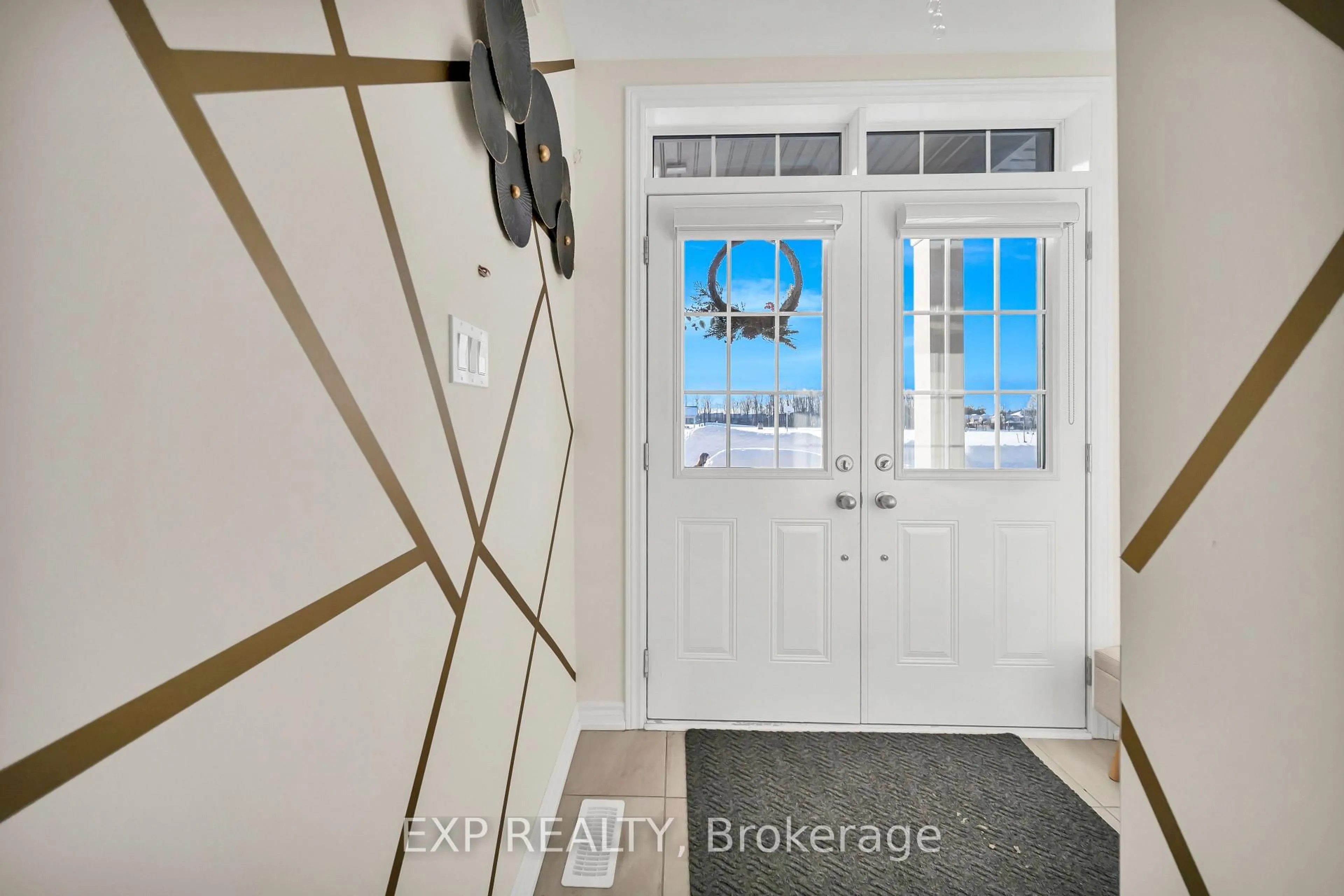 Indoor entryway for 108 Durham Ave, Barrie Ontario L9J 0L8