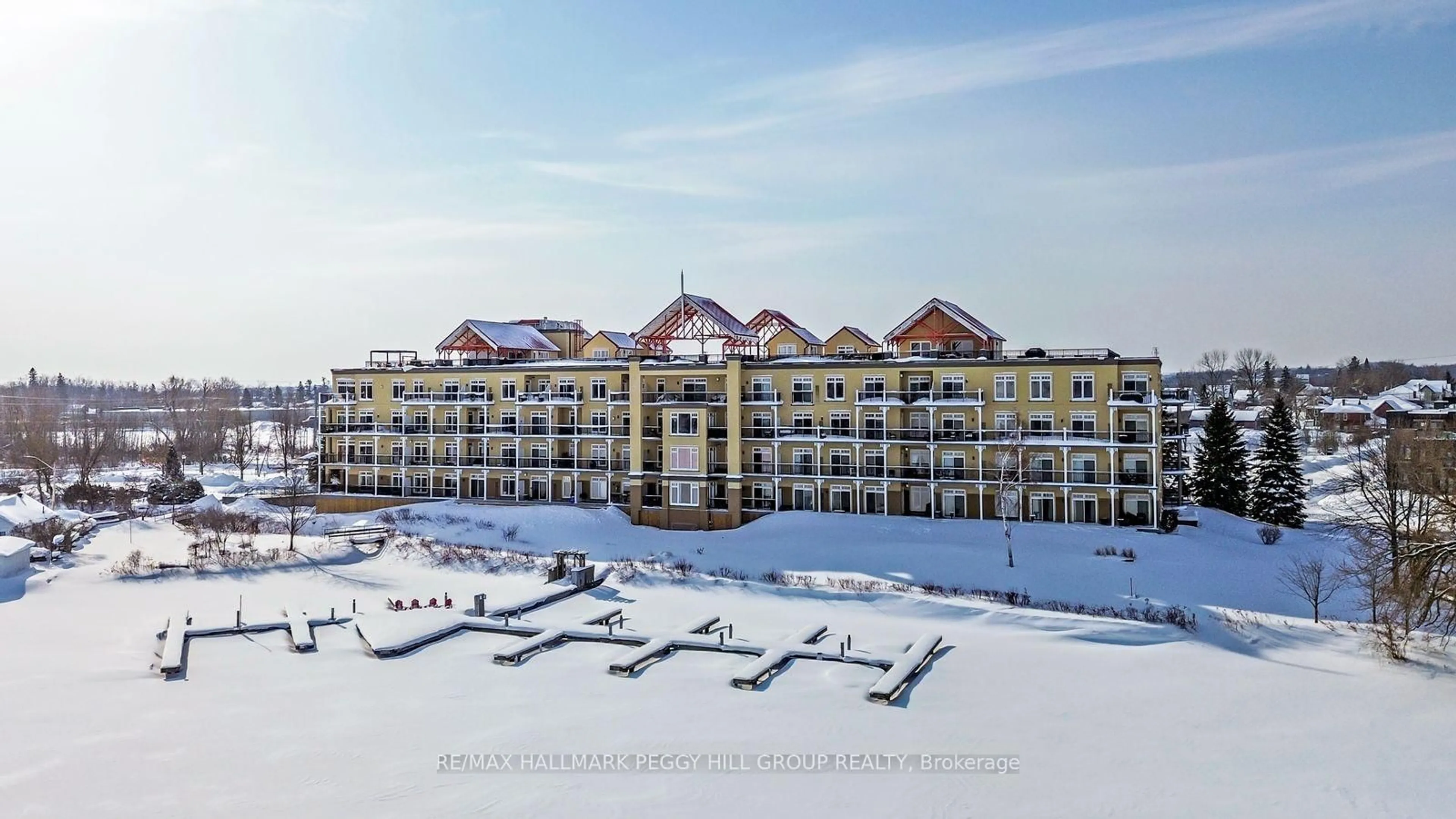 A pic from outside/outdoor area/front of a property/back of a property/a pic from drone, building for 140 Cedar Island Rd #401, Orillia Ontario L3V 1T1