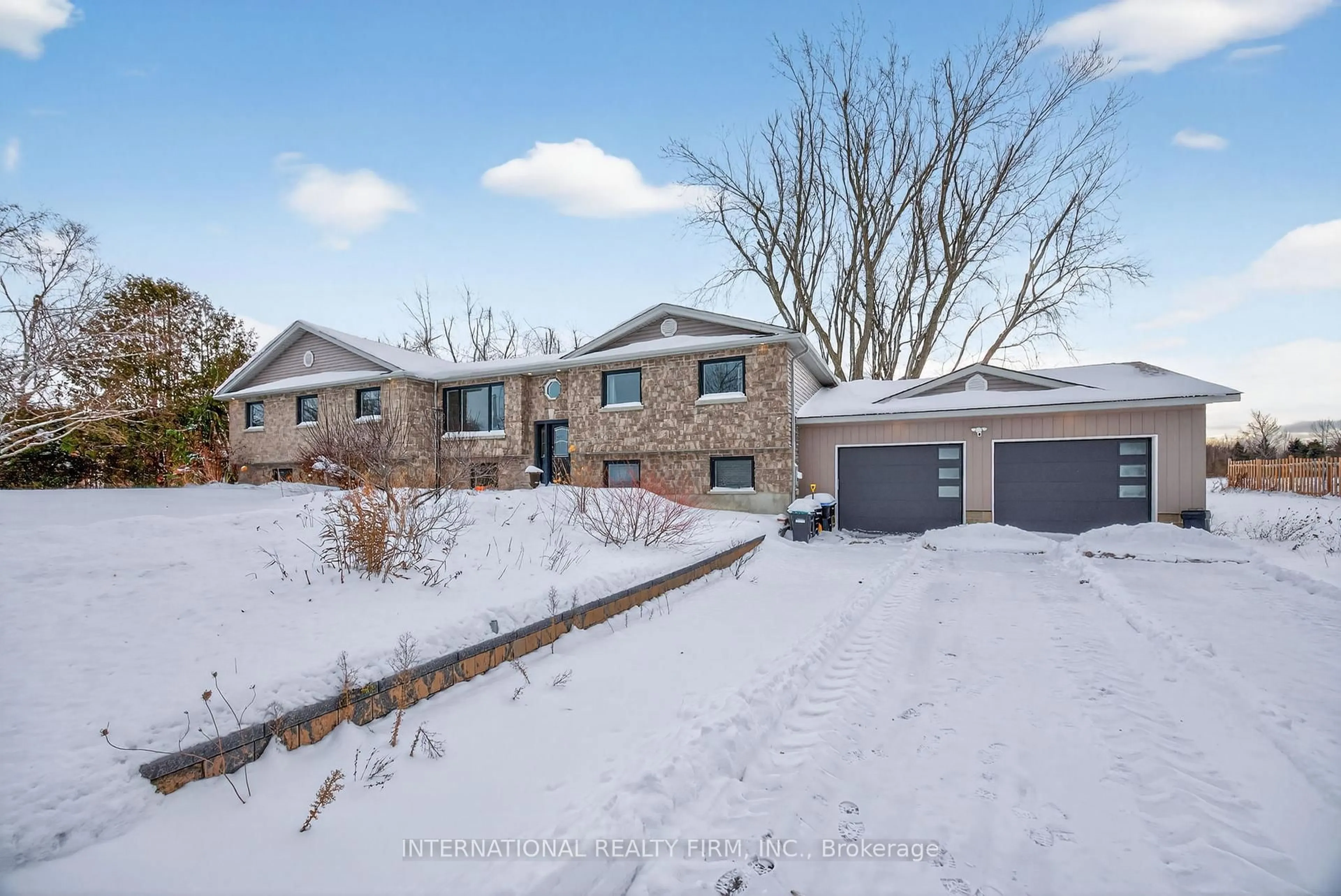 A pic from outside/outdoor area/front of a property/back of a property/a pic from drone, street for 1563 15 16 Sdrd, Oro-Medonte Ontario L0L 1T0