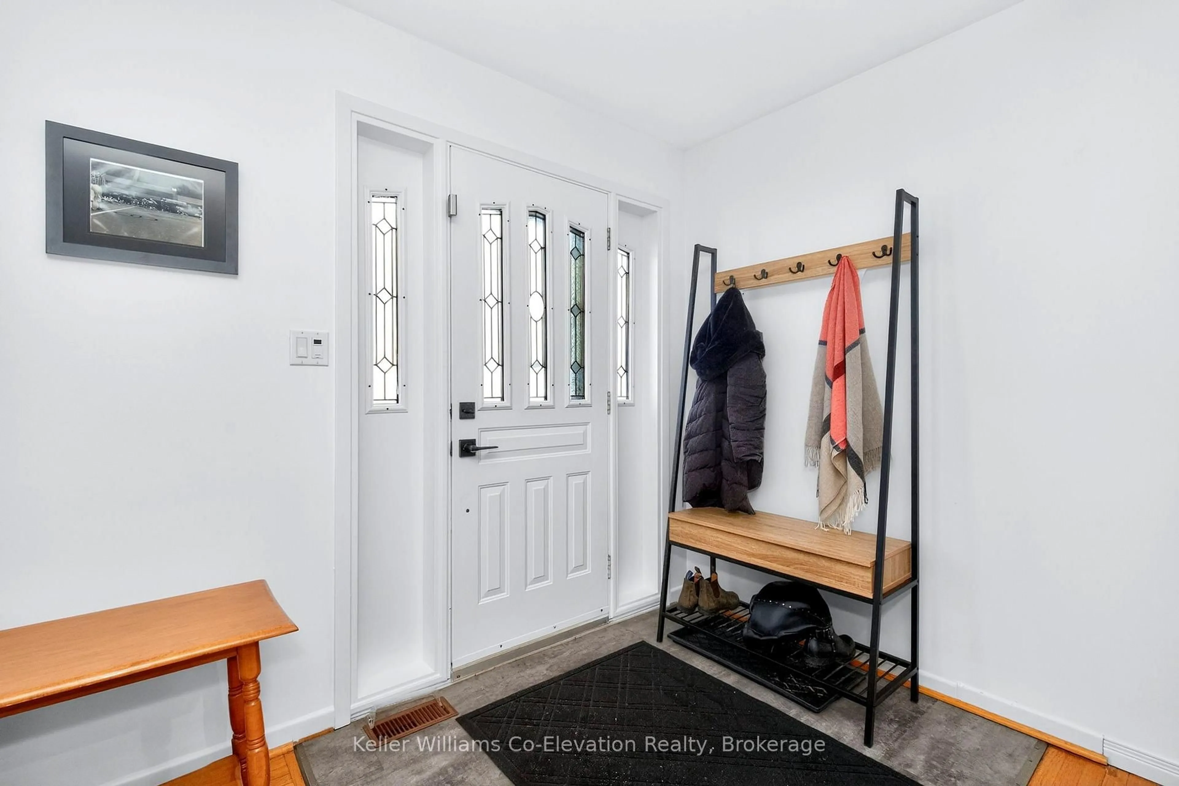 Indoor entryway for 340 Eighth St, Midland Ontario L4R 4B5