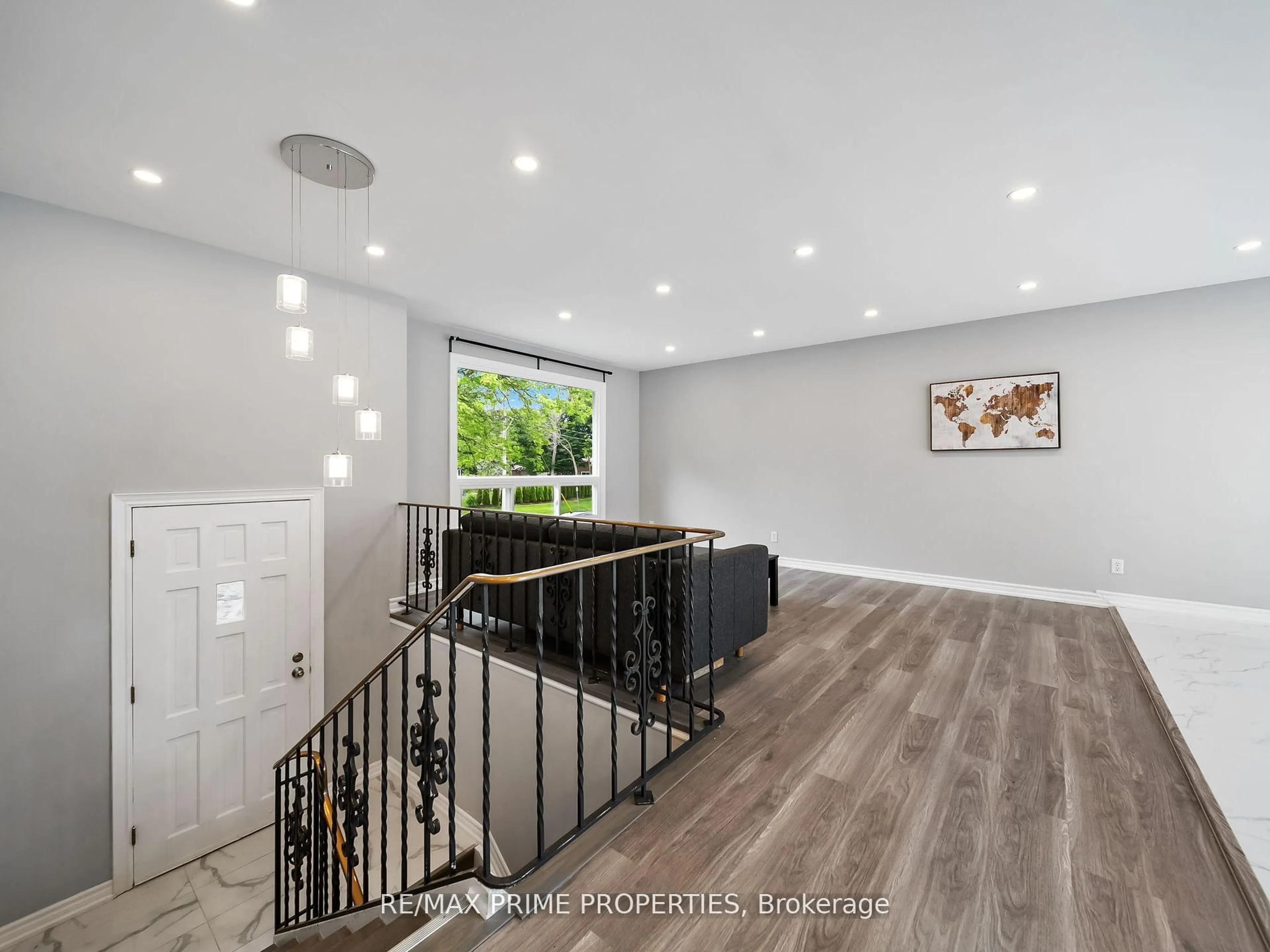 Indoor entryway for 691 Glen Cres, Orillia Ontario L3V 6R2