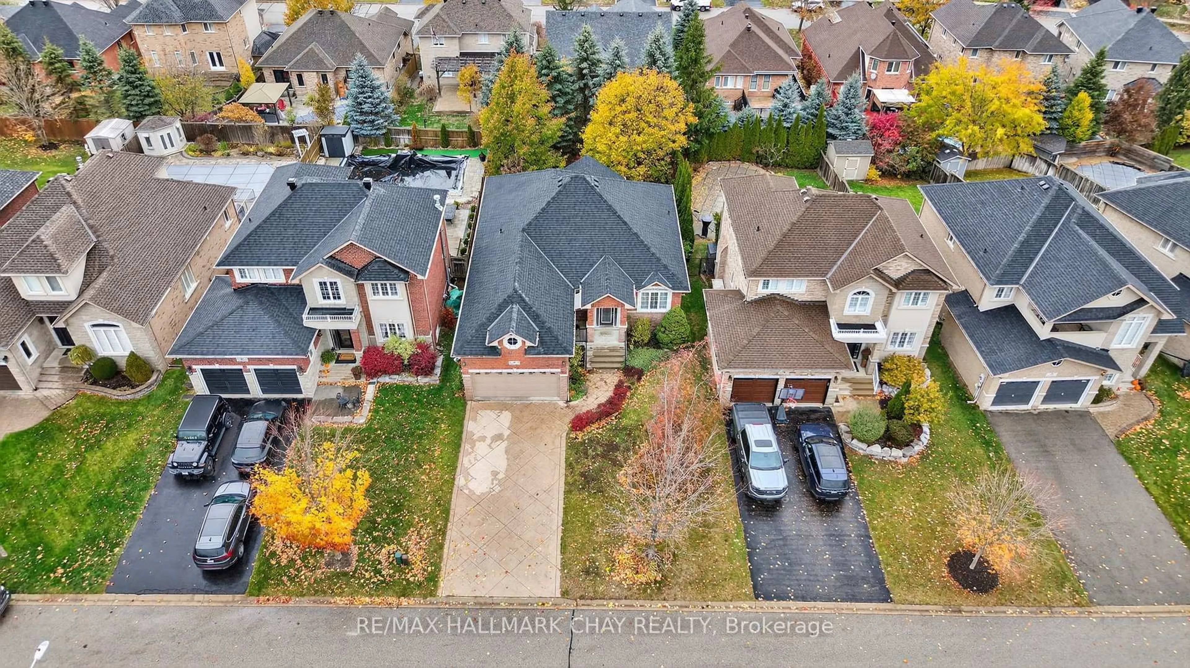 A pic from outside/outdoor area/front of a property/back of a property/a pic from drone, street for 16 Stapleton Pl, Barrie Ontario L4N 5Z3