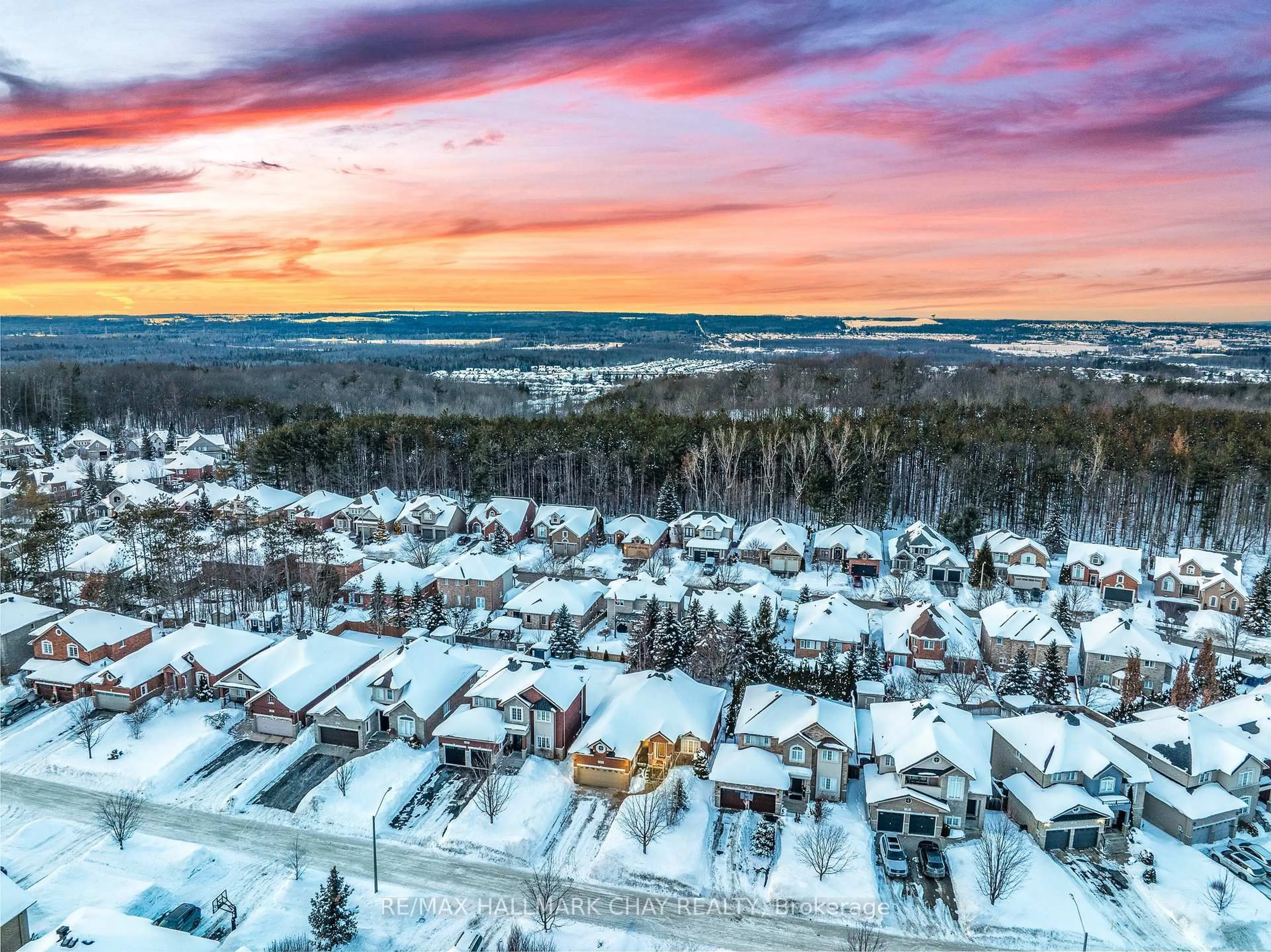 A pic from outside/outdoor area/front of a property/back of a property/a pic from drone, mountain view for 16 Stapleton Pl, Barrie Ontario L4N 5Z3