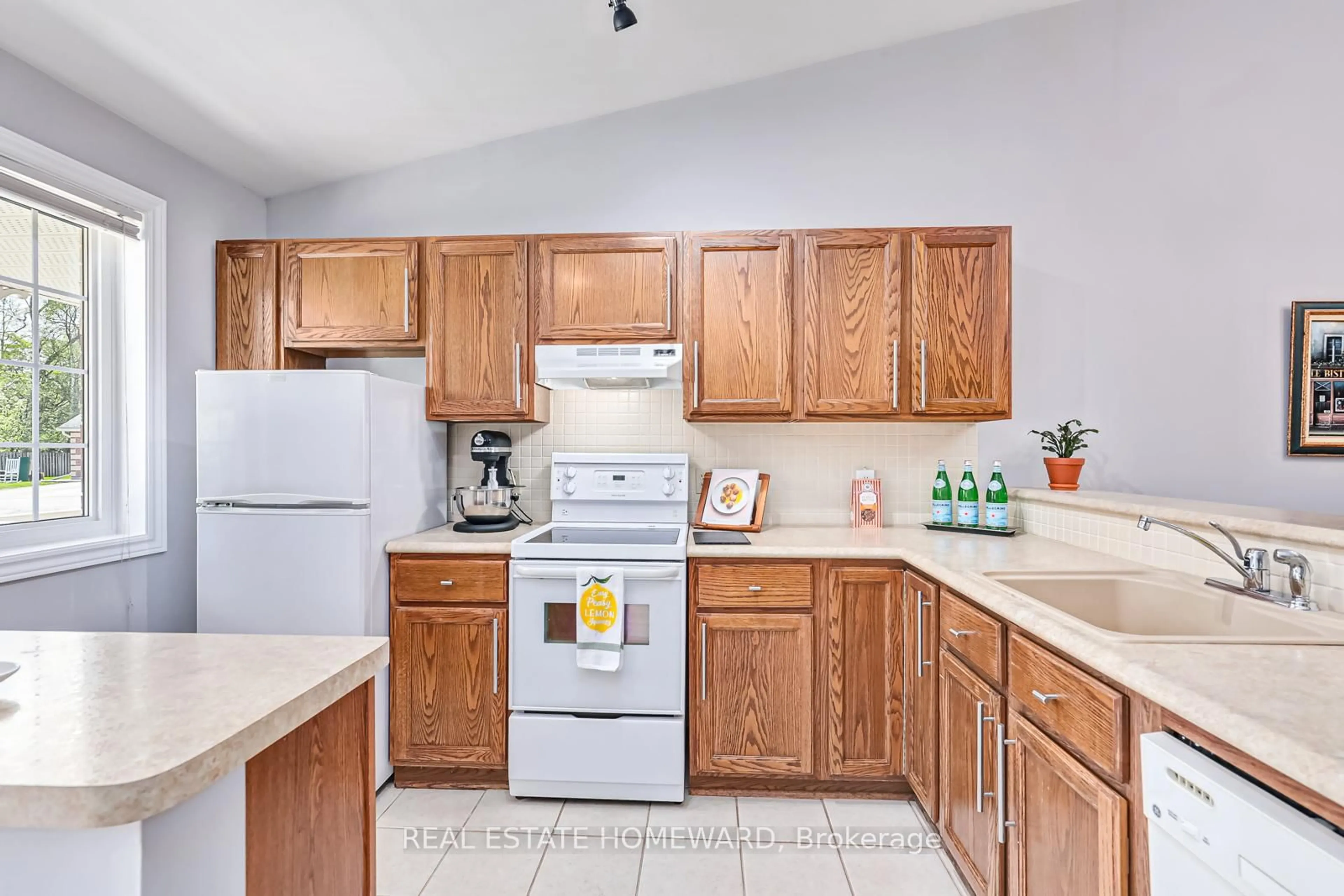 Standard kitchen, unknown for 346 Peel St #3, Collingwood Ontario L9Y 3W4