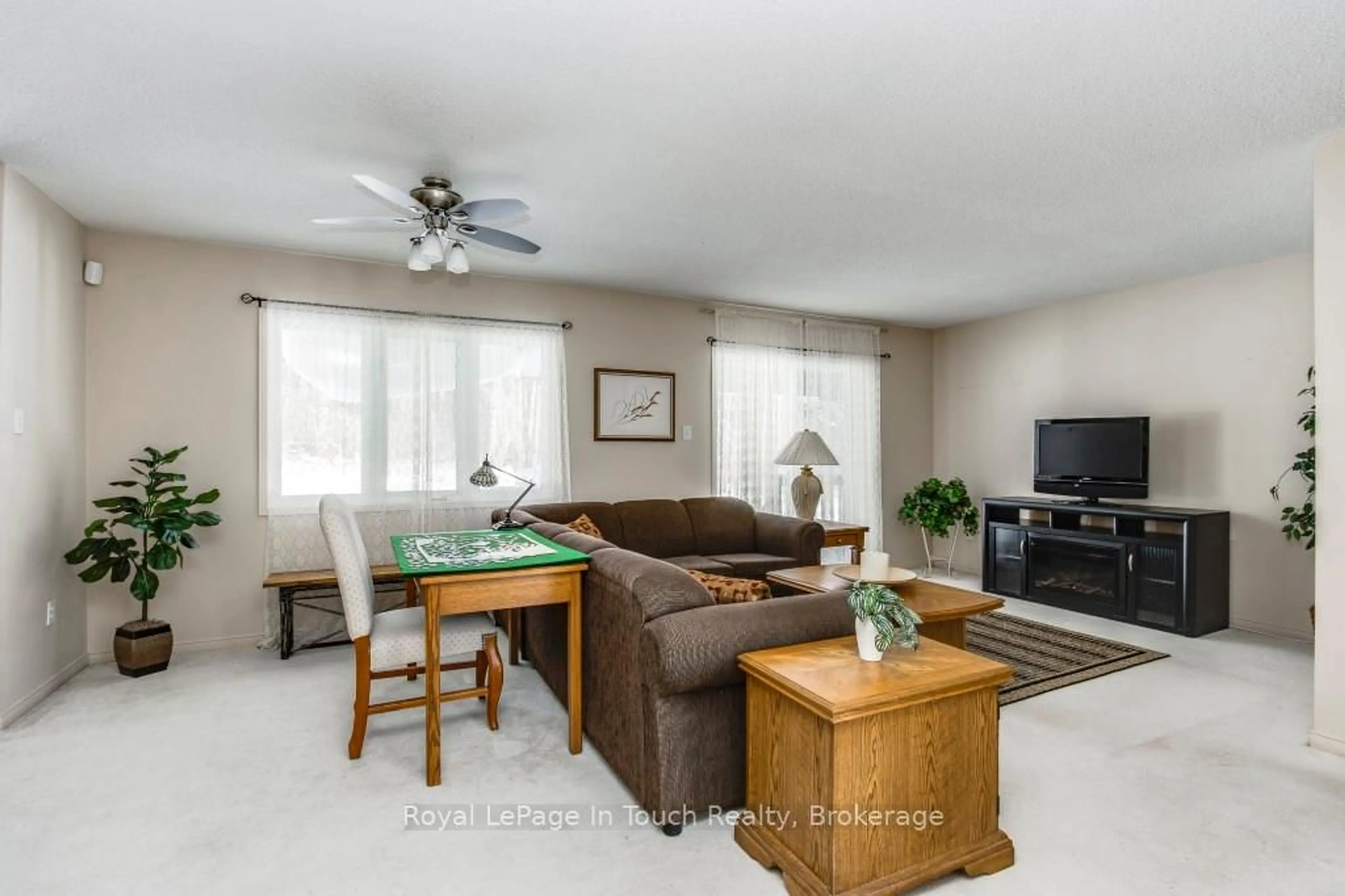 Living room with furniture, unknown for 808 Jane Blvd, Midland Ontario L4R 5M4