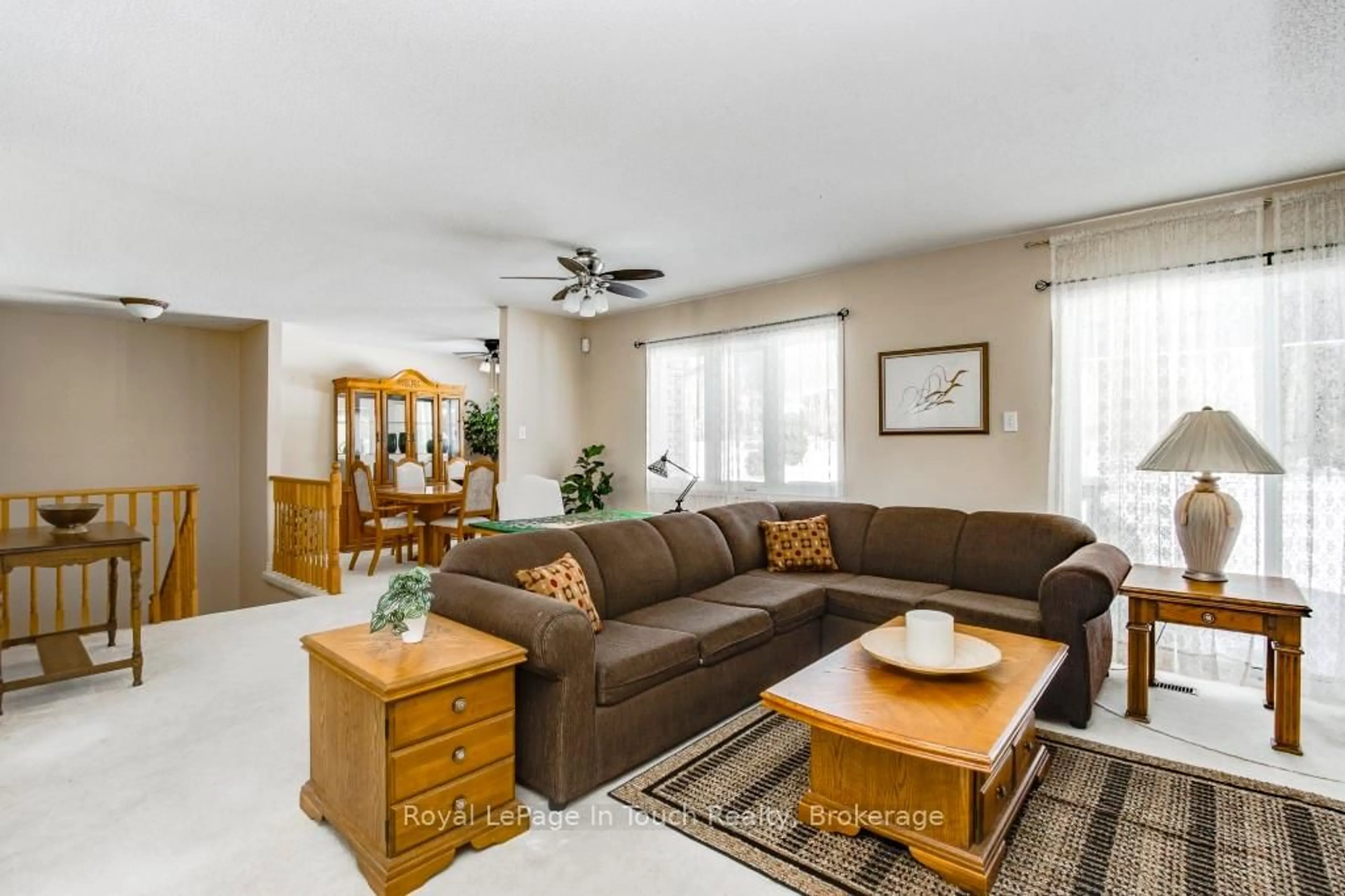 Living room with furniture, unknown for 808 Jane Blvd, Midland Ontario L4R 5M4