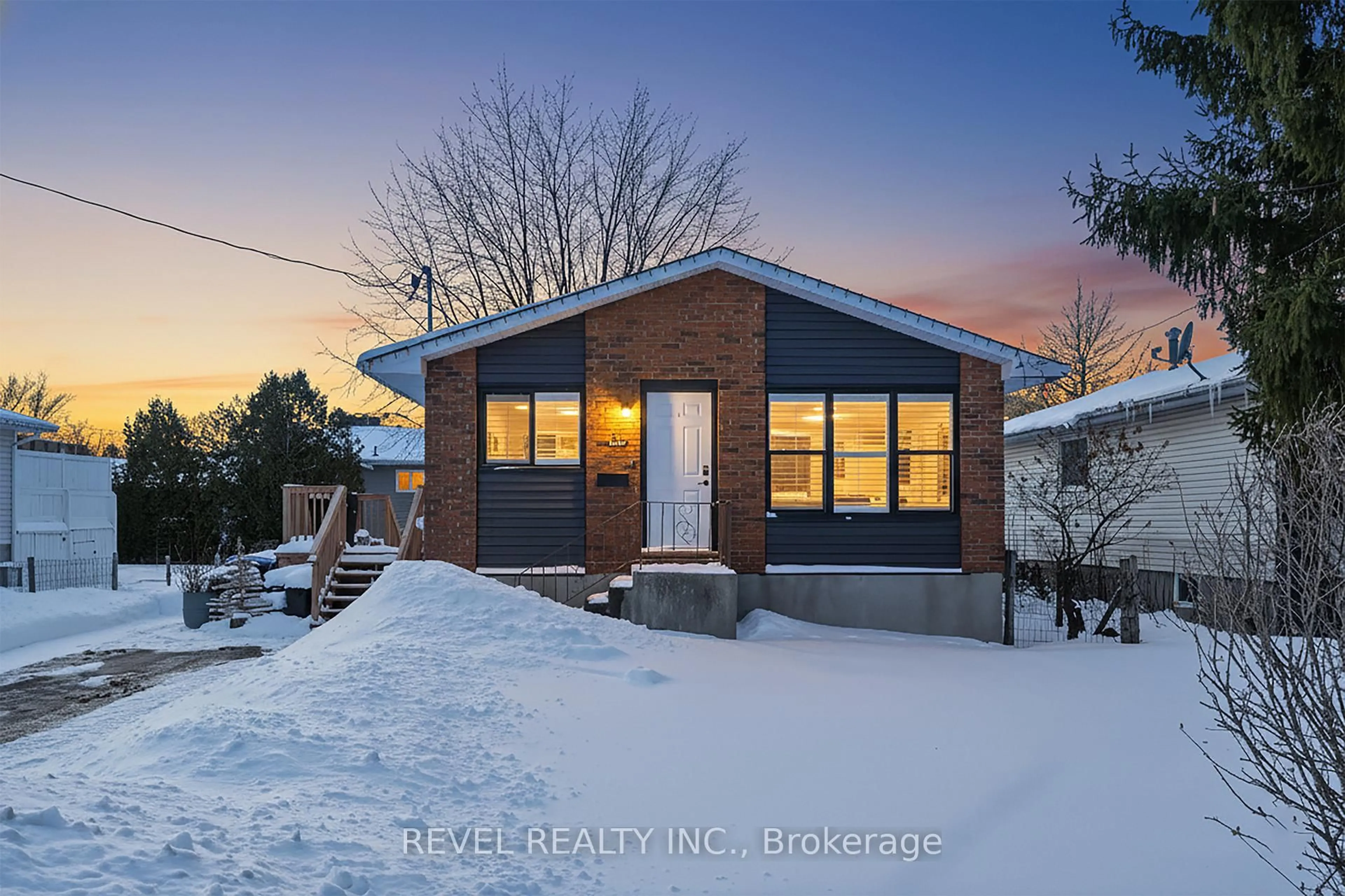 Home with brick exterior material, street for 135 Niagara St, Collingwood Ontario L9Y 3X8