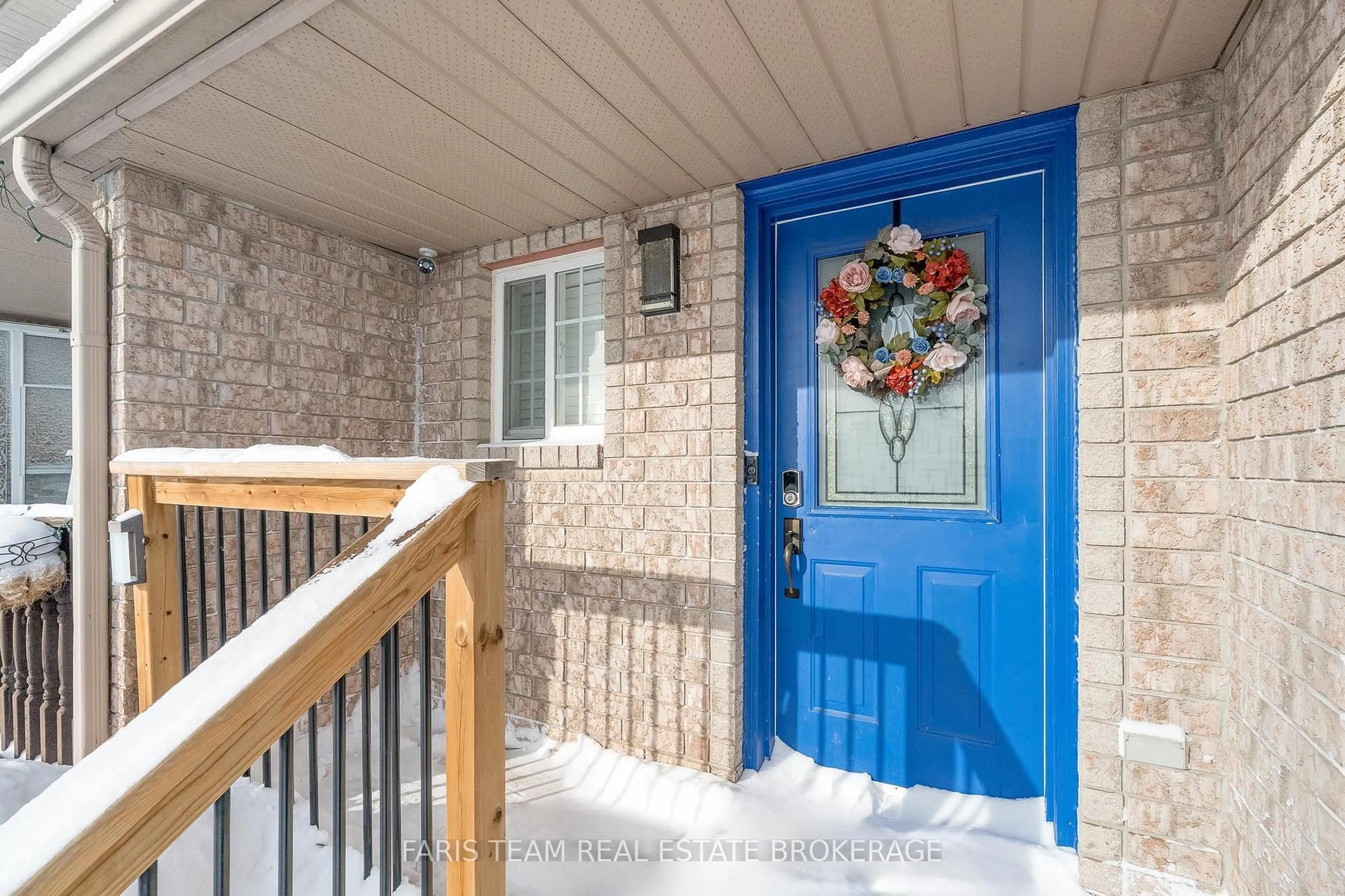 Indoor entryway for 28 Raymond Cres, Barrie Ontario L4N 0V4