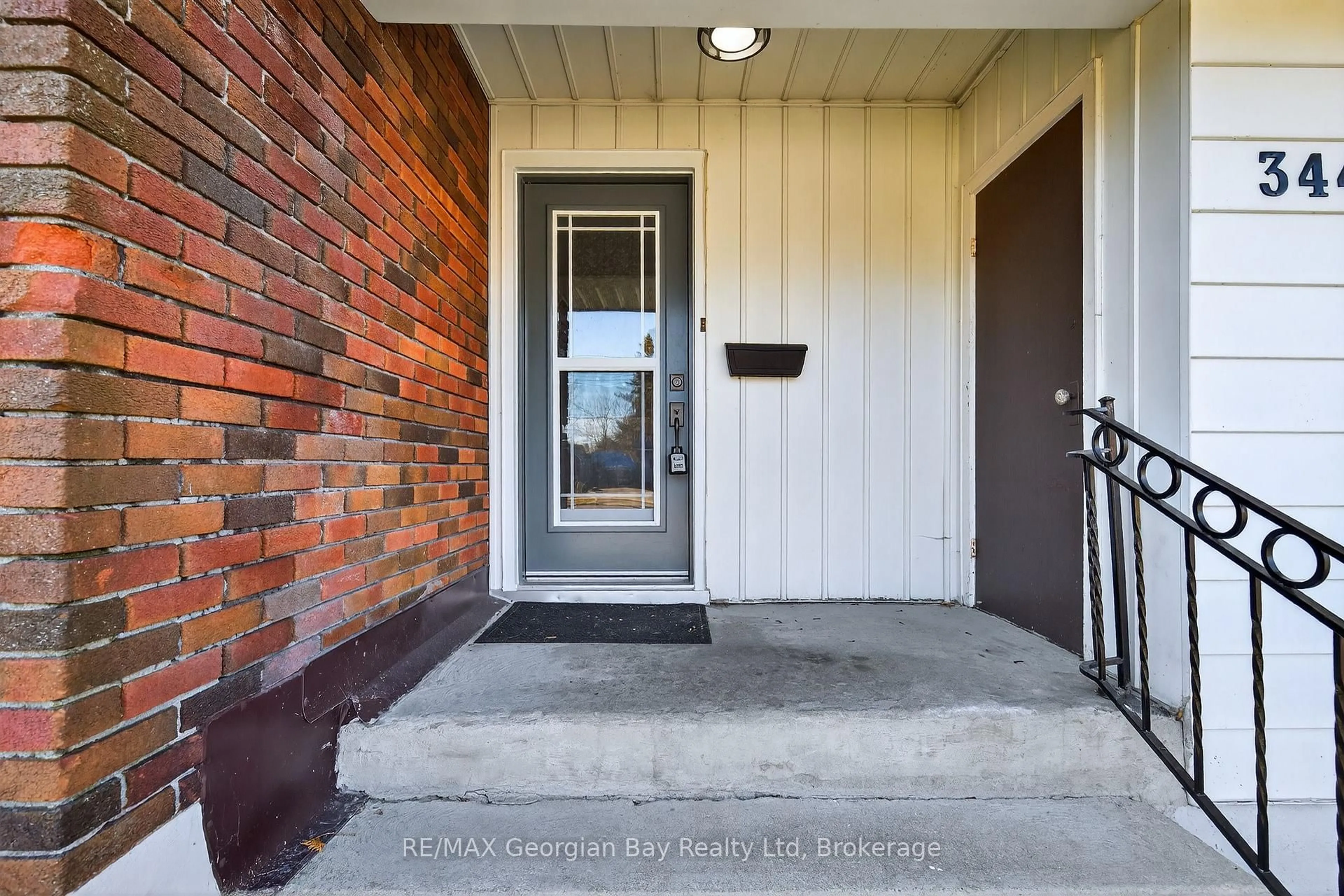 Indoor entryway for 344 MANLY St, Midland Ontario L4R 3C9