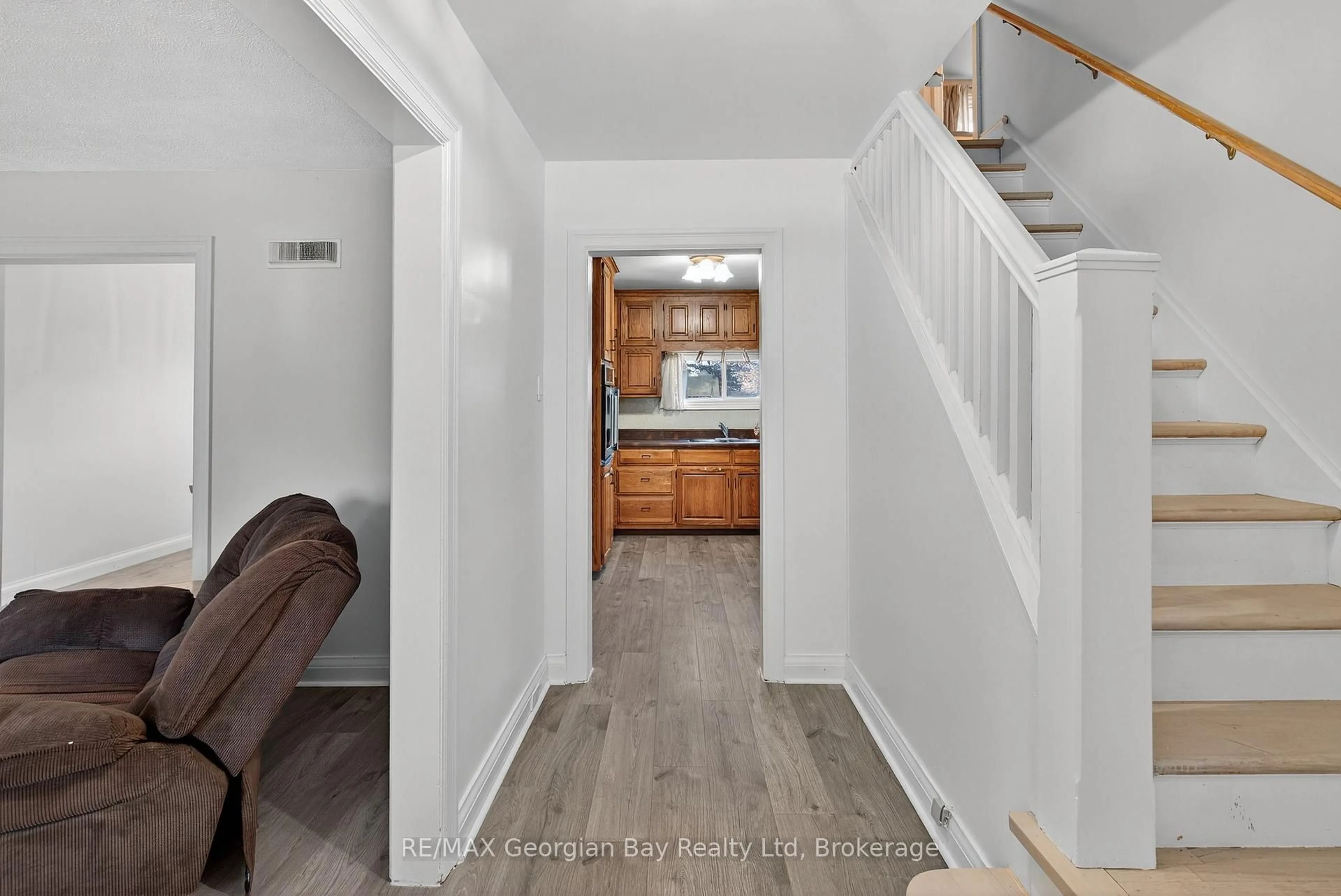 Indoor entryway for 344 MANLY St, Midland Ontario L4R 3C9