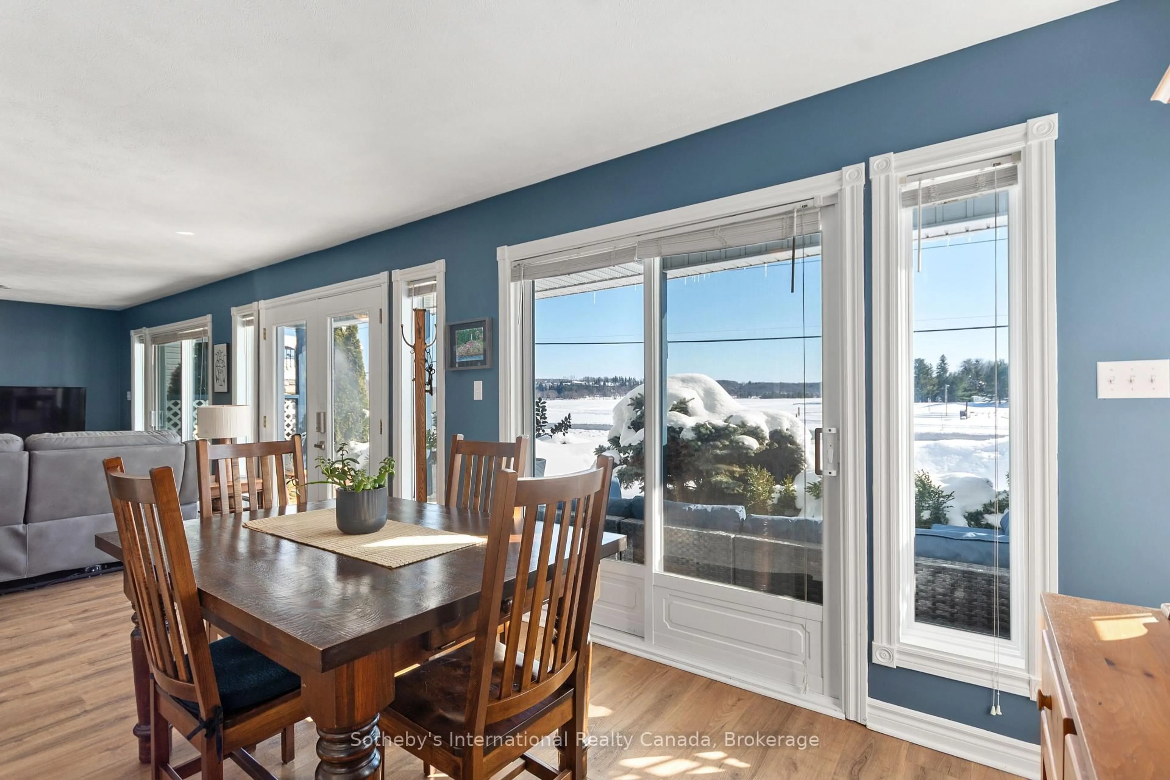 Dining room, wood/laminate floor for 604 CHAMPLAIN Rd, Tiny Ontario L9M 0C2