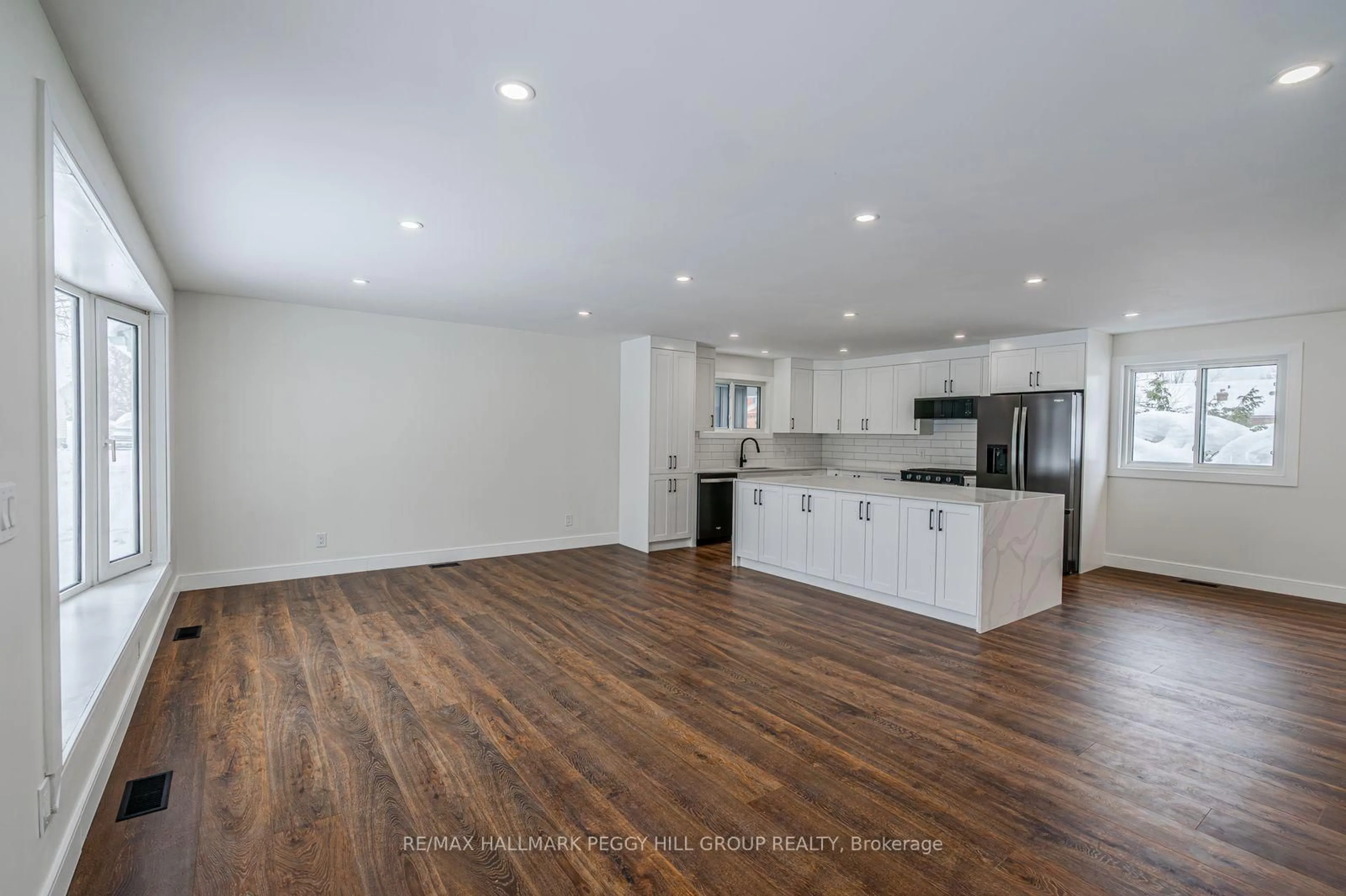 Open concept kitchen, wood/laminate floor for 386 Peter St, Orillia Ontario L3V 5A7