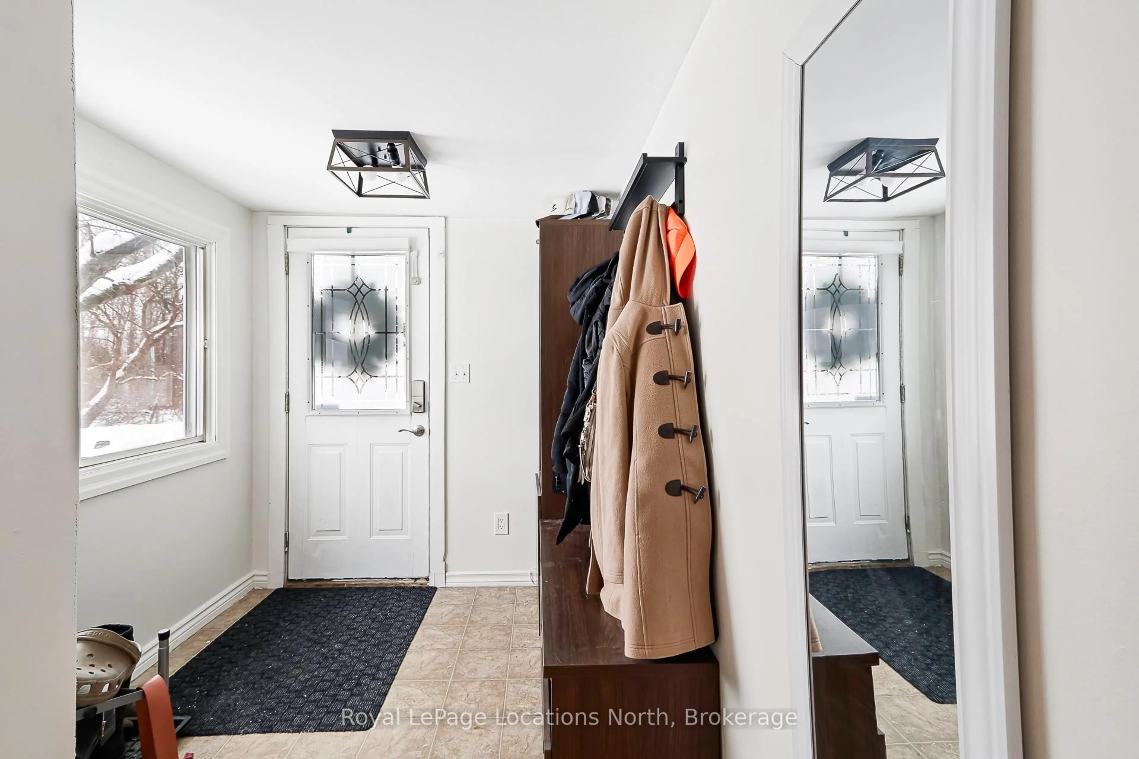 Indoor entryway for 46 Fourth St, Midland Ontario L4R 3S8