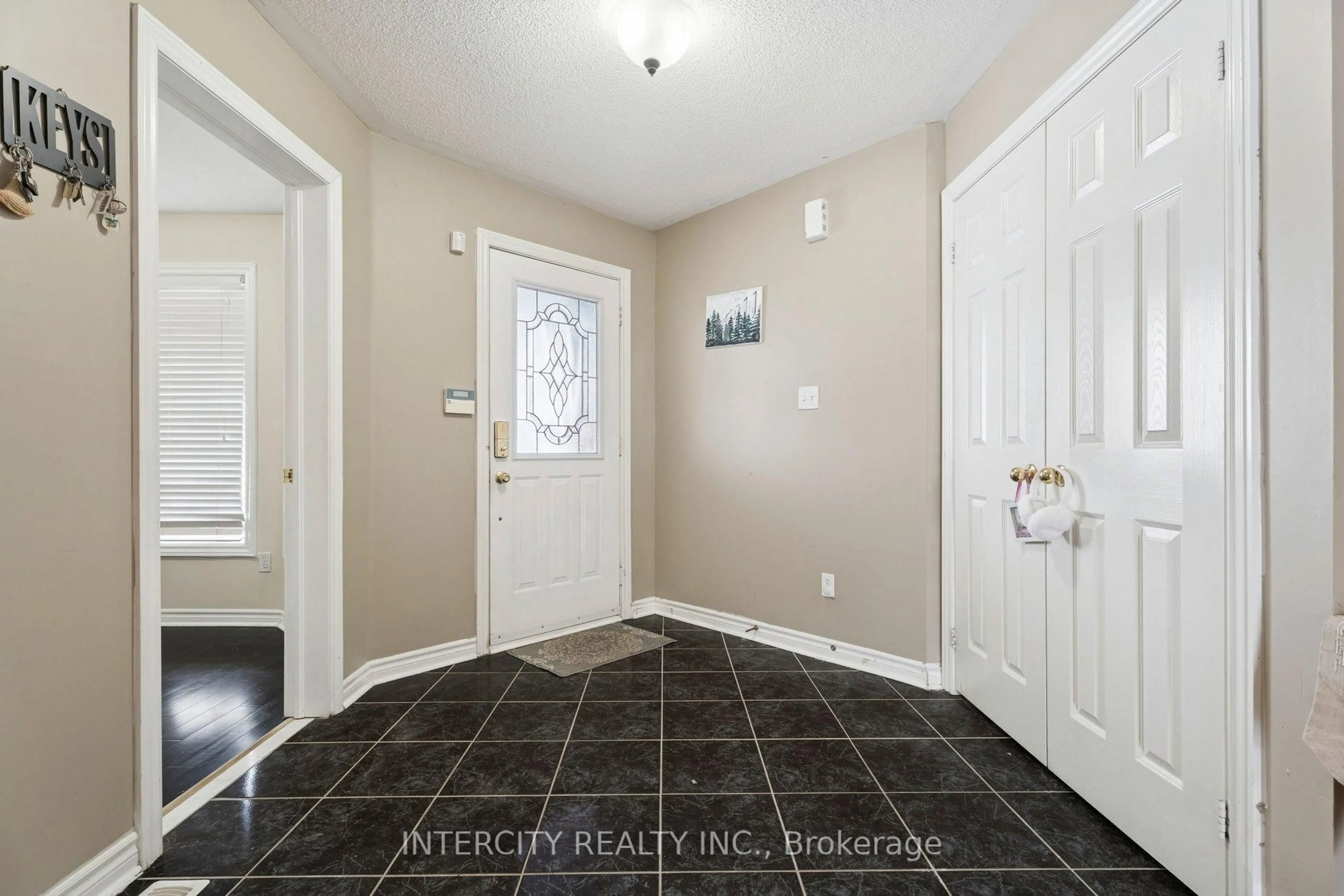 Indoor entryway for 25 Meyer Ave, Barrie Ontario L4M 6Y1