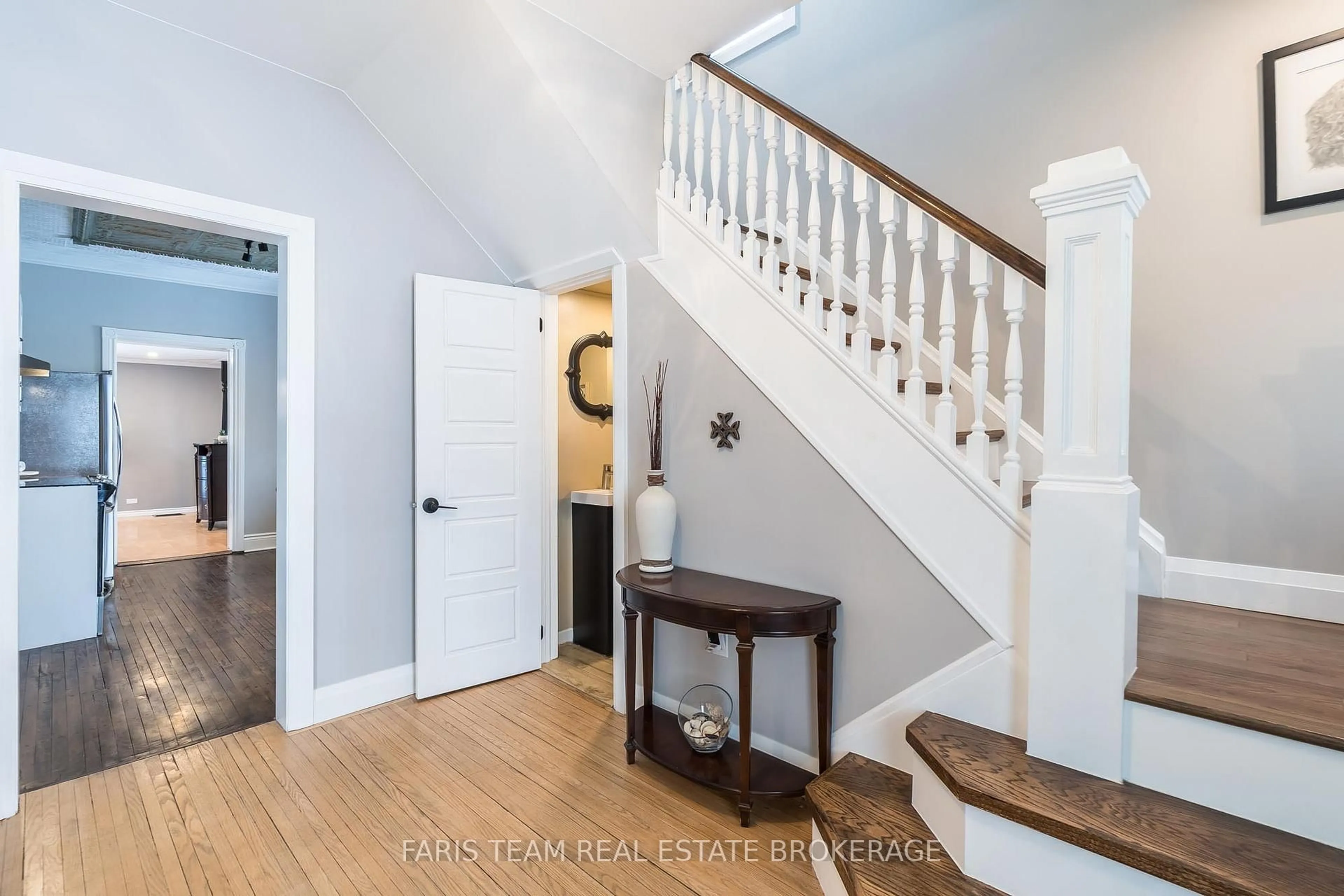 Indoor entryway for 452 Hannah St, Midland Ontario L4R 2G7