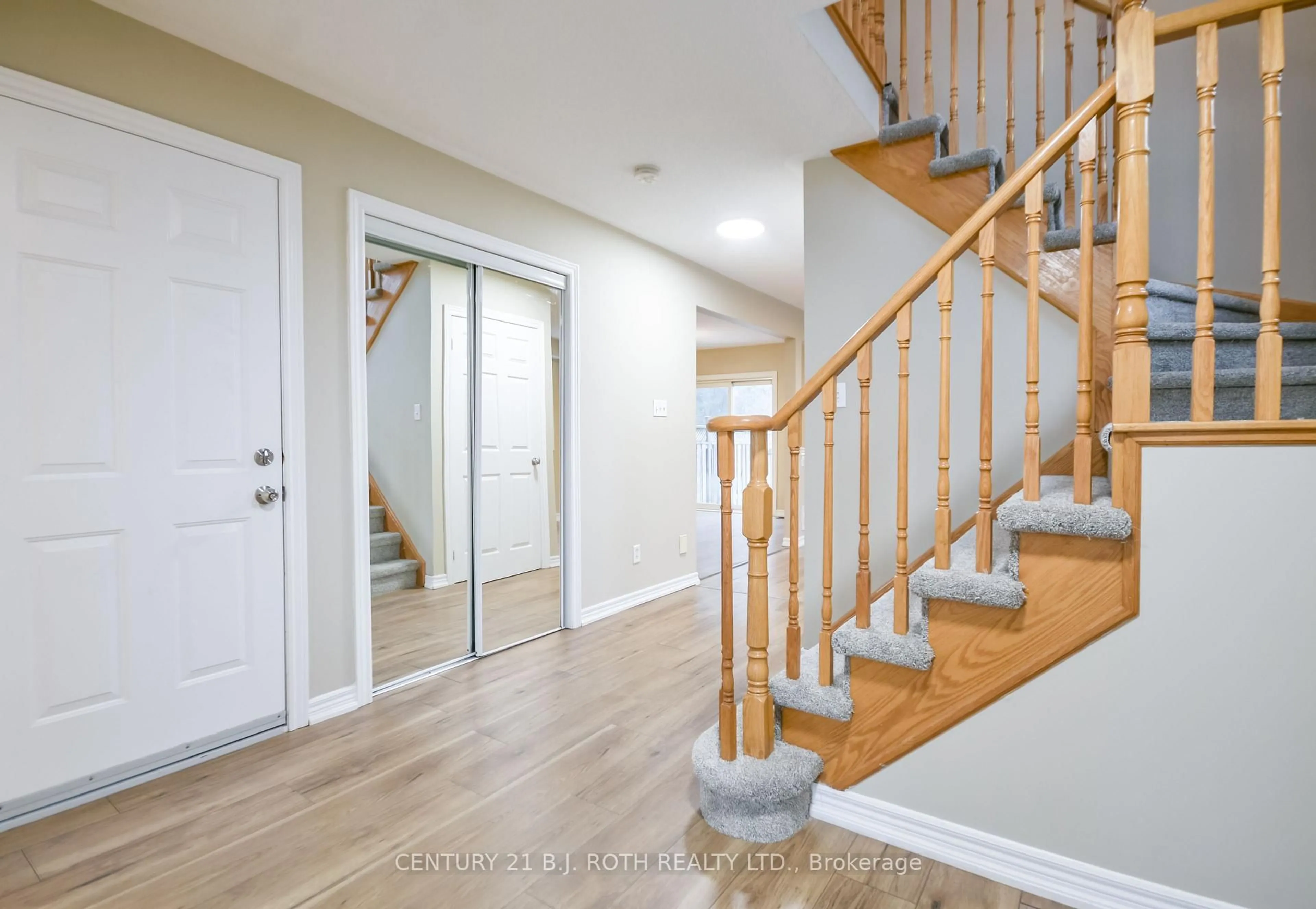 Indoor entryway for 194 Sundew Dr, Barrie Ontario L4N 9Z3