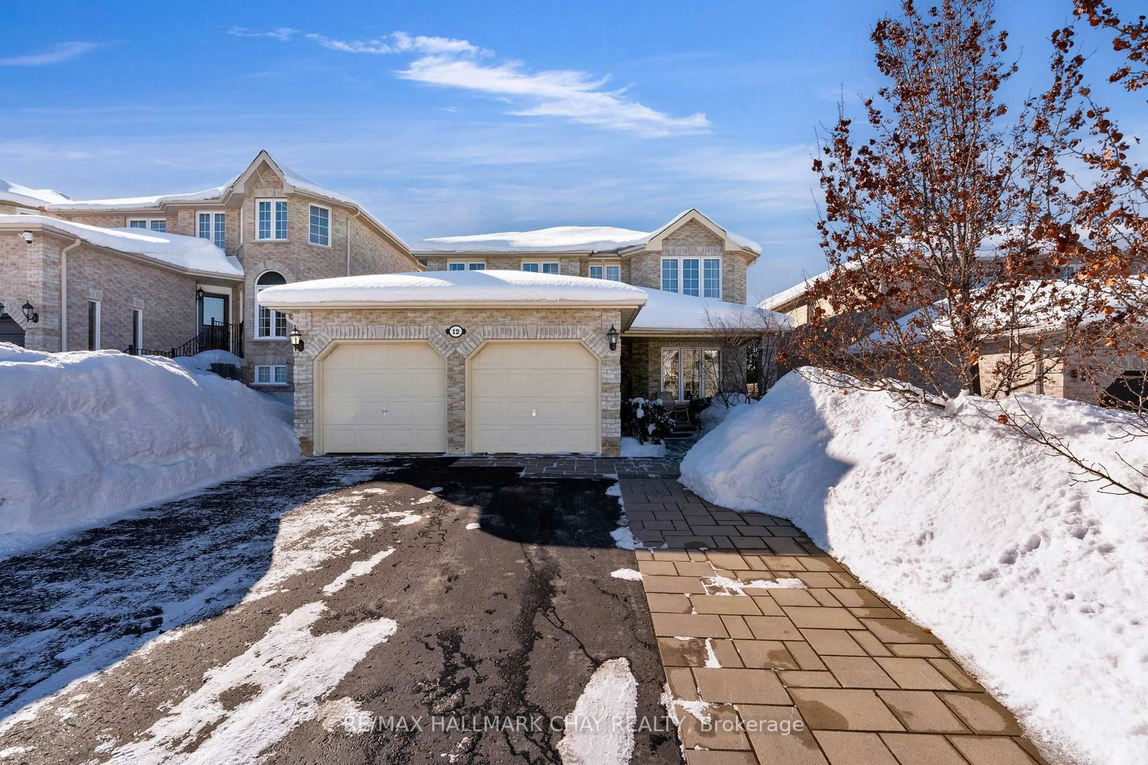 A pic from outside/outdoor area/front of a property/back of a property/a pic from drone, street for 12 Muir Dr, Barrie Ontario L4N 0H9