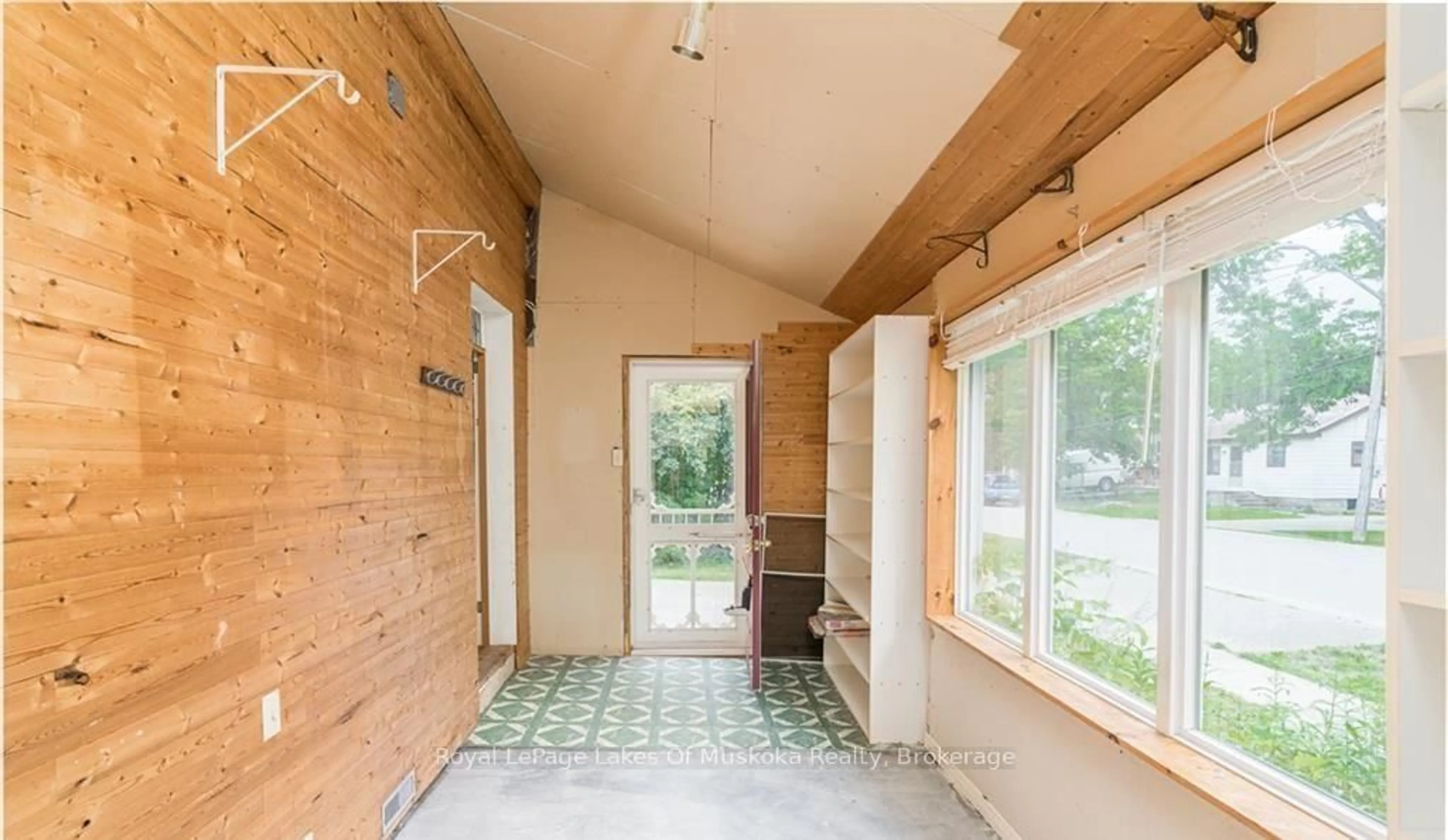 Indoor entryway for 6 Bush St, Severn Ontario L0K 1E0