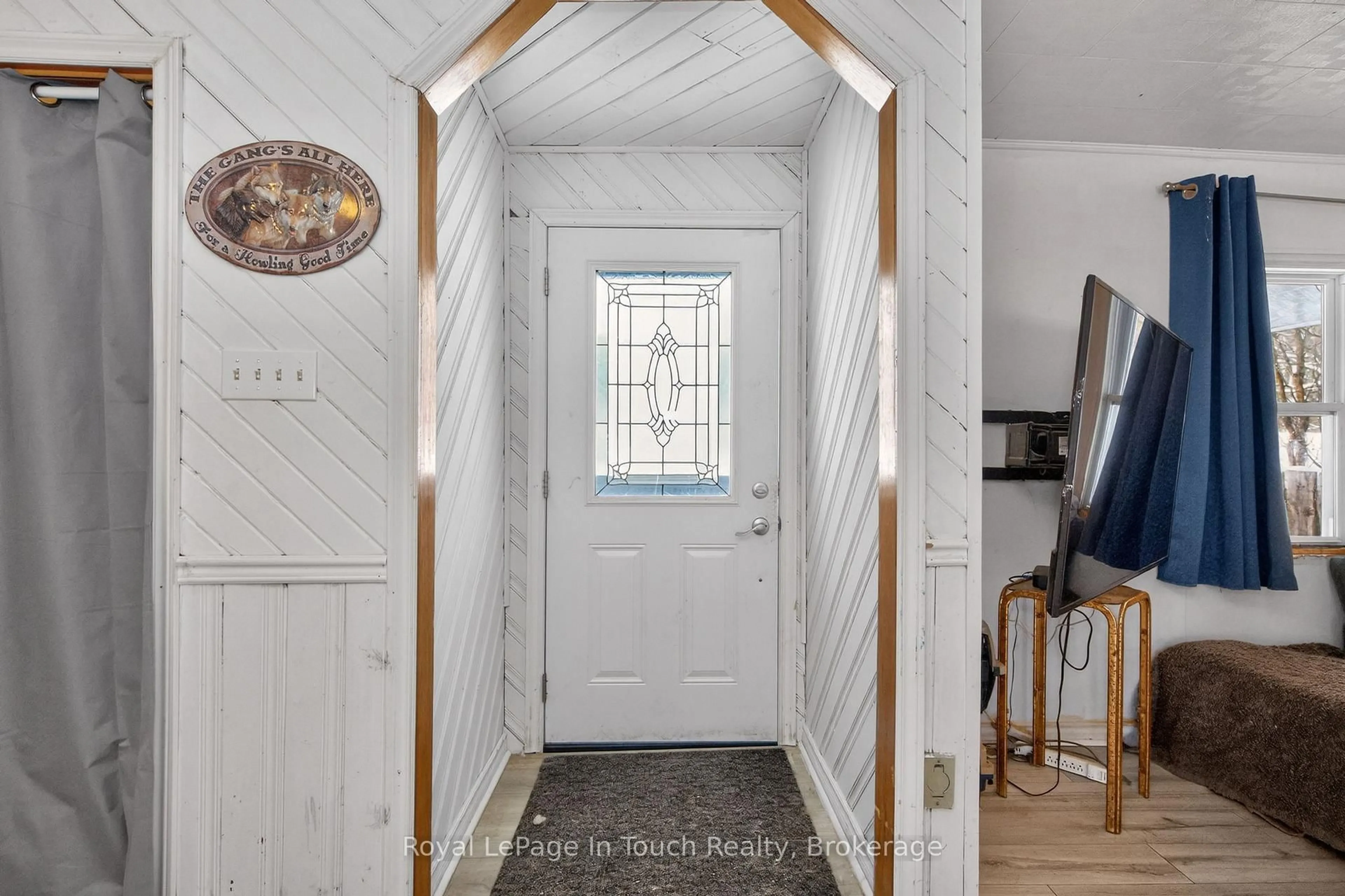 Indoor entryway for 167 Timcourt Dr, Tiny Ontario L9M 0B9