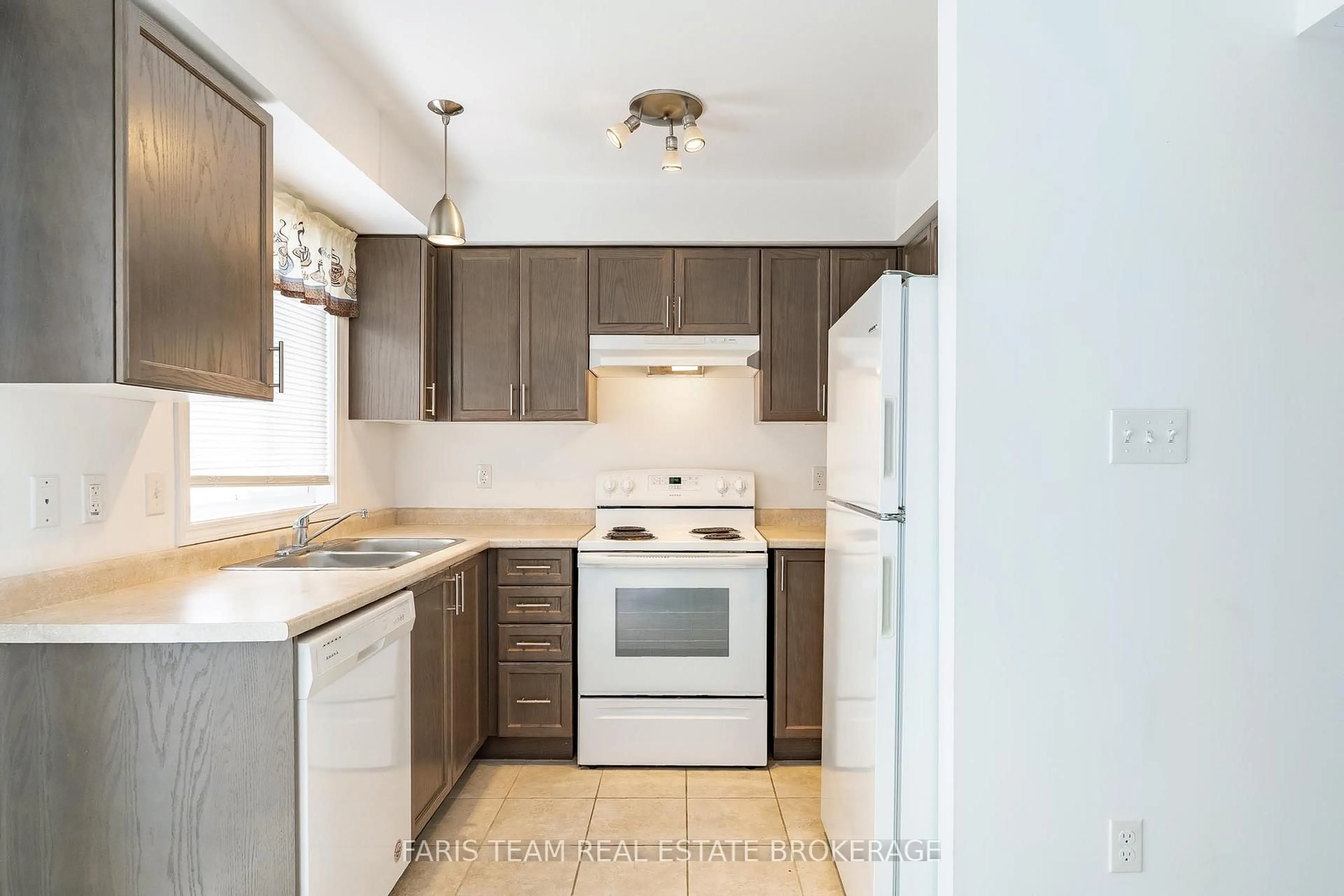 Standard kitchen, wood/laminate floor for 19 Frank's Way, Barrie Ontario L4N 3J1