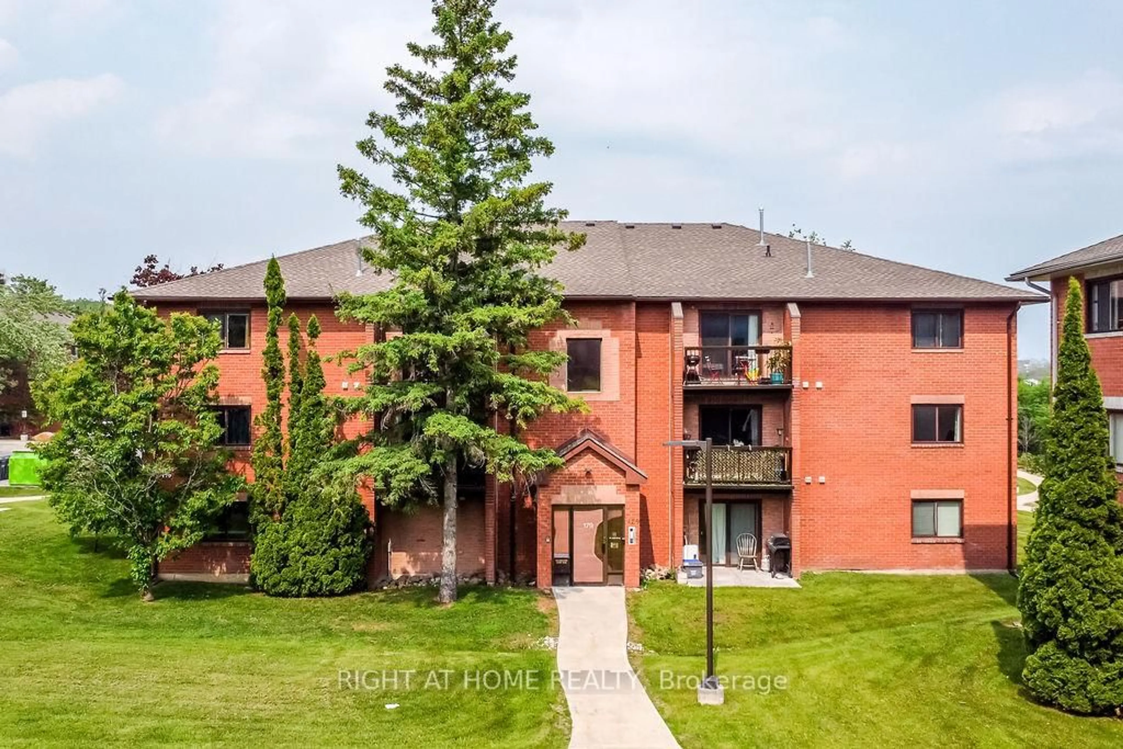 A pic from outside/outdoor area/front of a property/back of a property/a pic from drone, unknown for 179 Edgehill Dr #B6, Barrie Ontario L4N 1L9