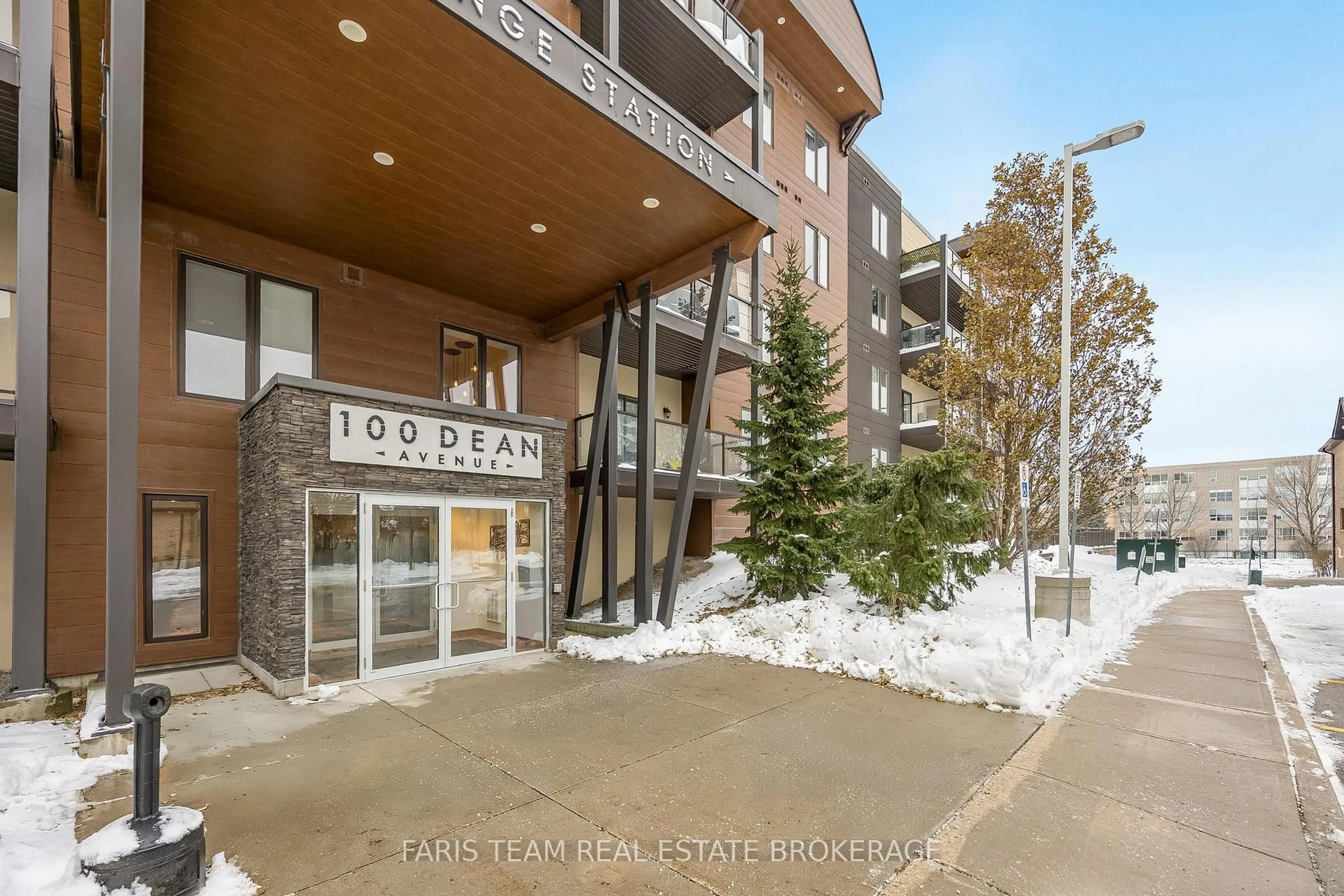 Indoor foyer for 100 Dean Ave #207, Barrie Ontario L9J 0H1