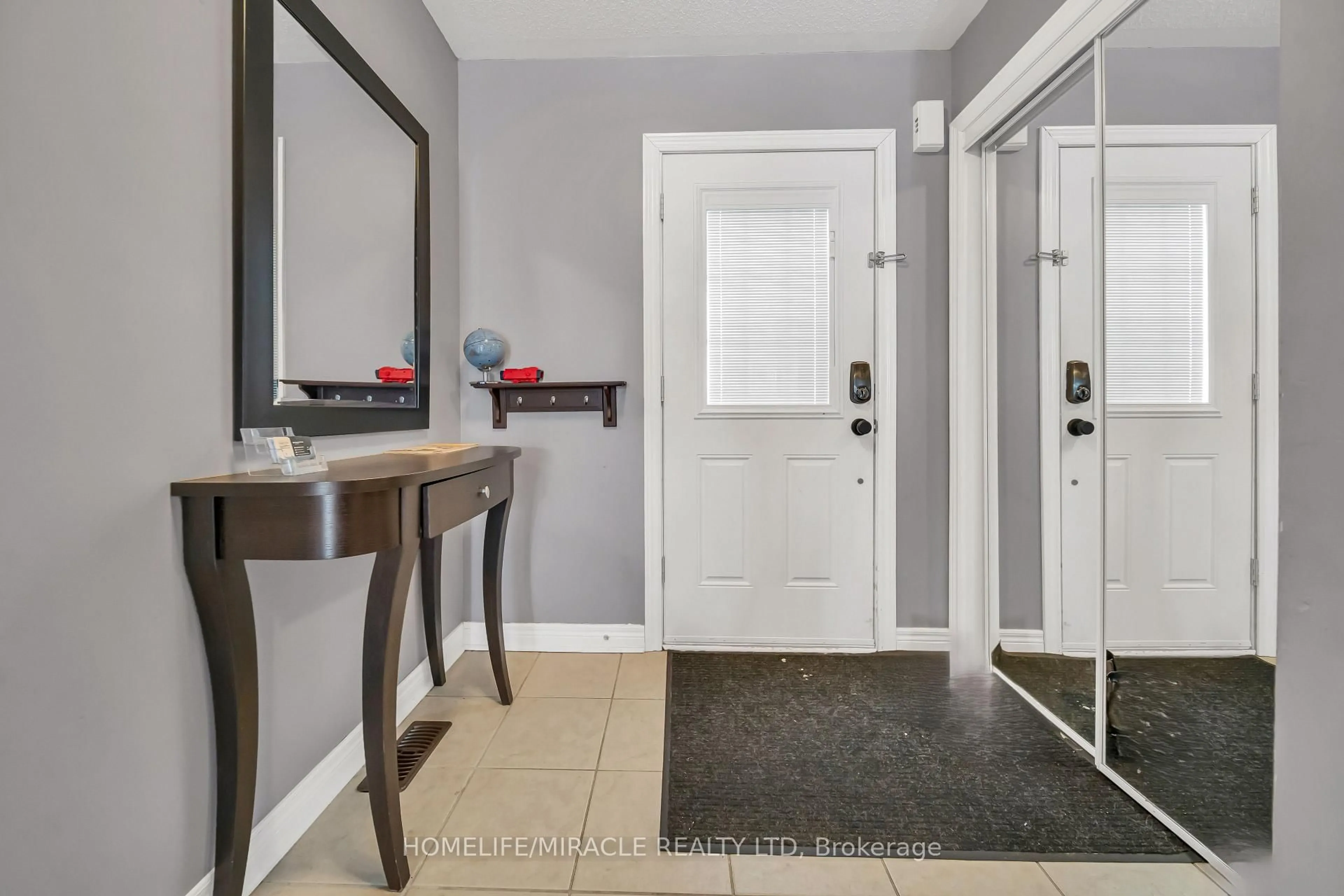 Indoor entryway for 51 Touchette Dr, Barrie Ontario L4N 6A6