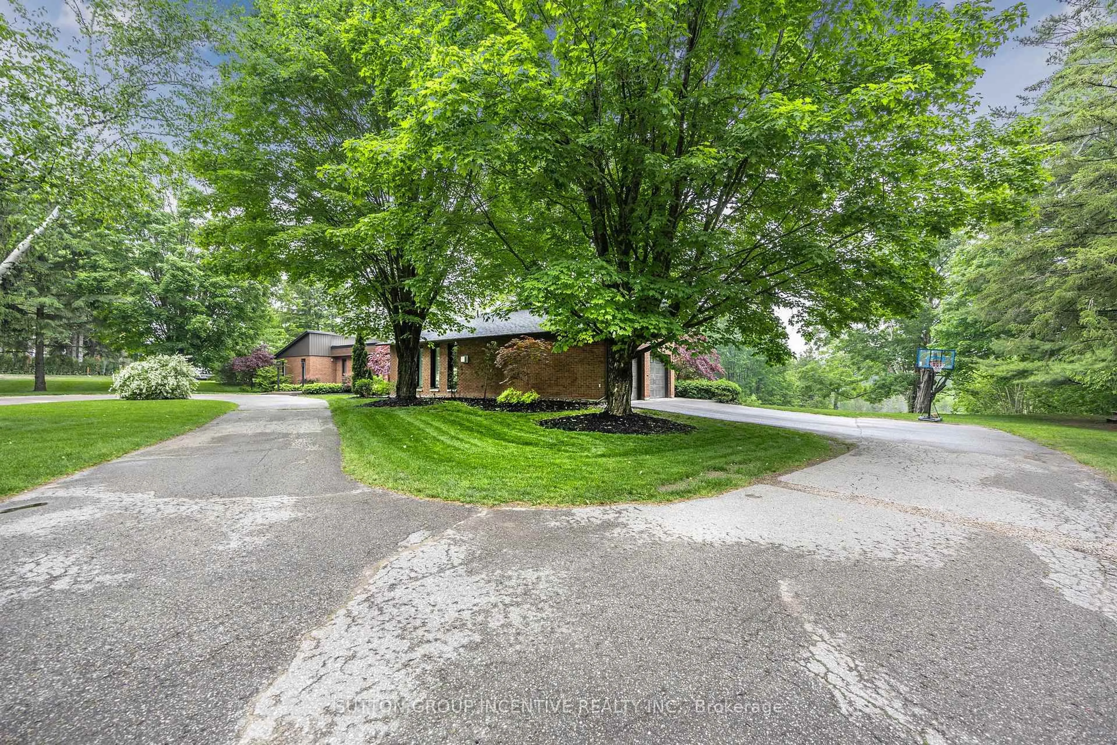 Patio, street for 214 Hickory Lane, Barrie Ontario L4N 4J8