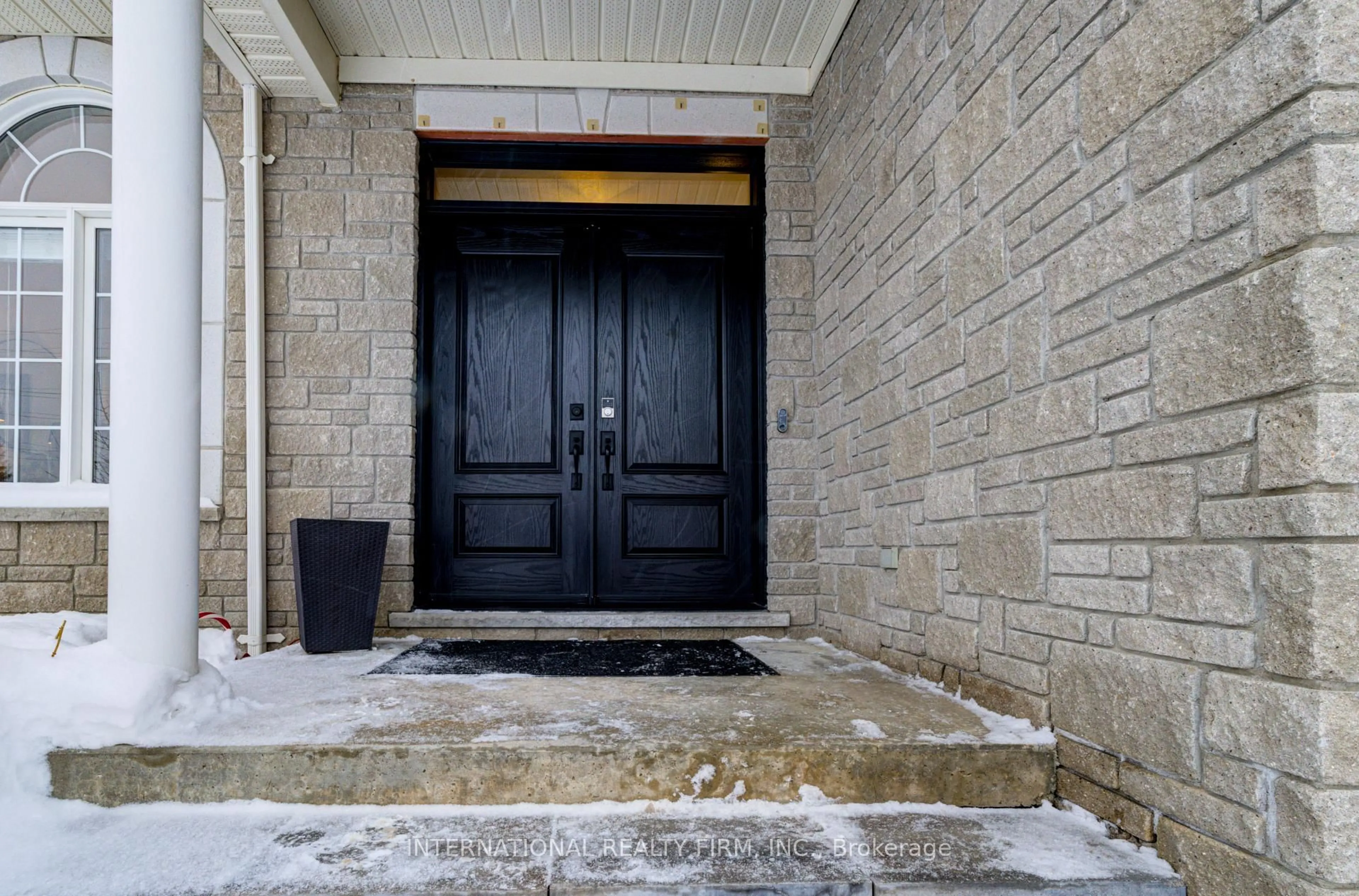Indoor entryway for 20 Prince William Way, Barrie Ontario L4N 0Y9
