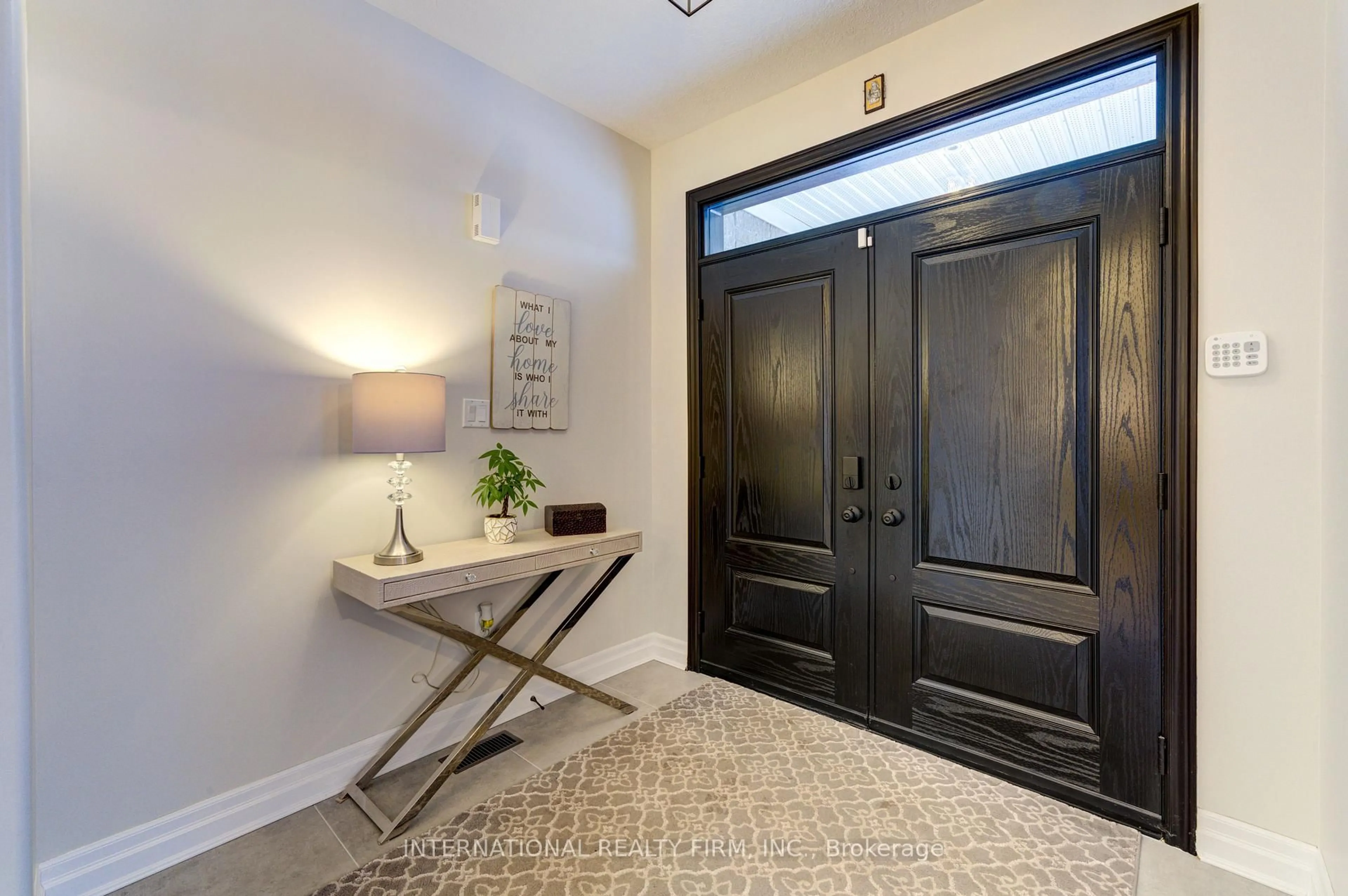 Indoor entryway for 20 Prince William Way, Barrie Ontario L4N 0Y9
