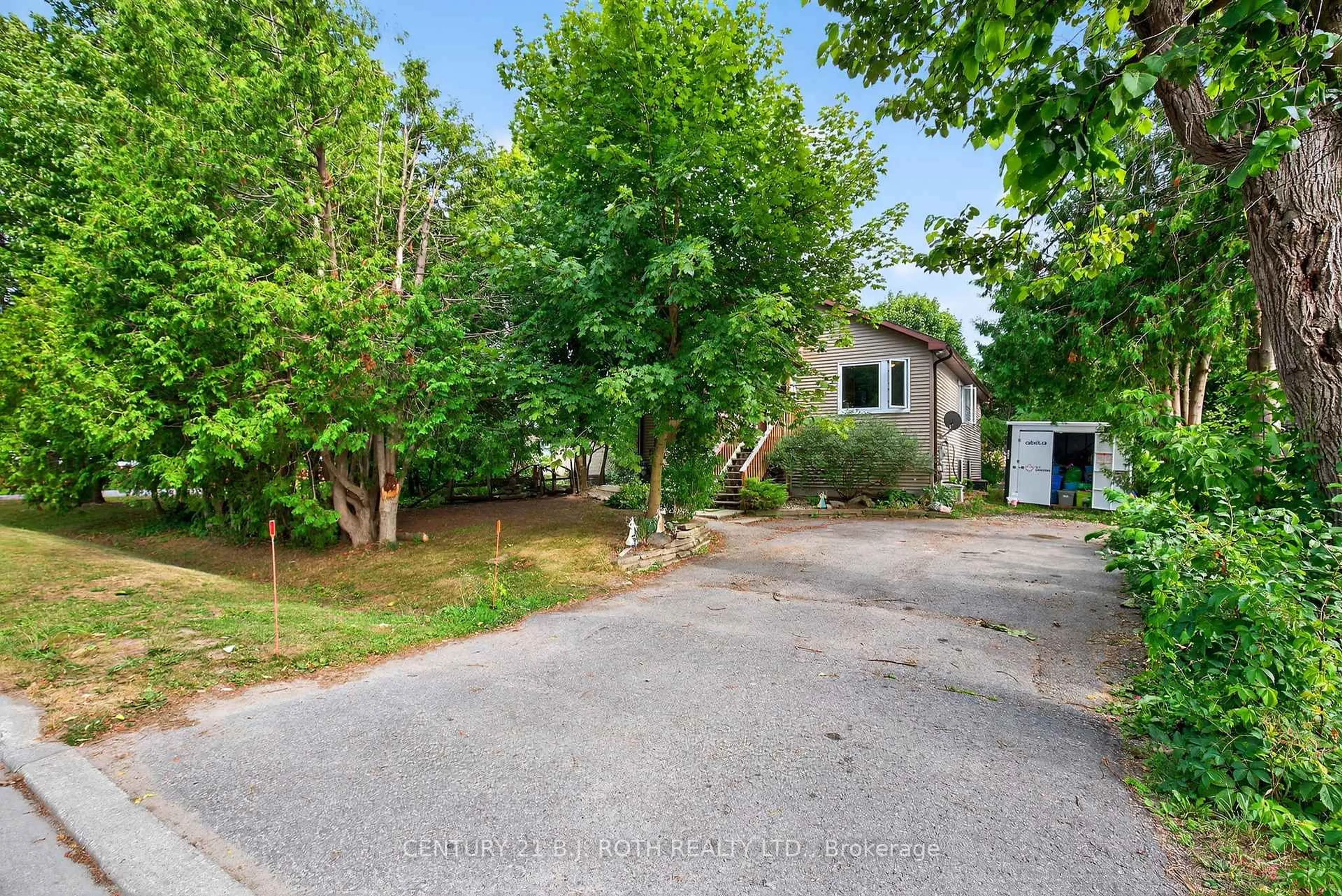 A pic from outside/outdoor area/front of a property/back of a property/a pic from drone, street for 281 Harvie Rd, Barrie Ontario L4N 8J5