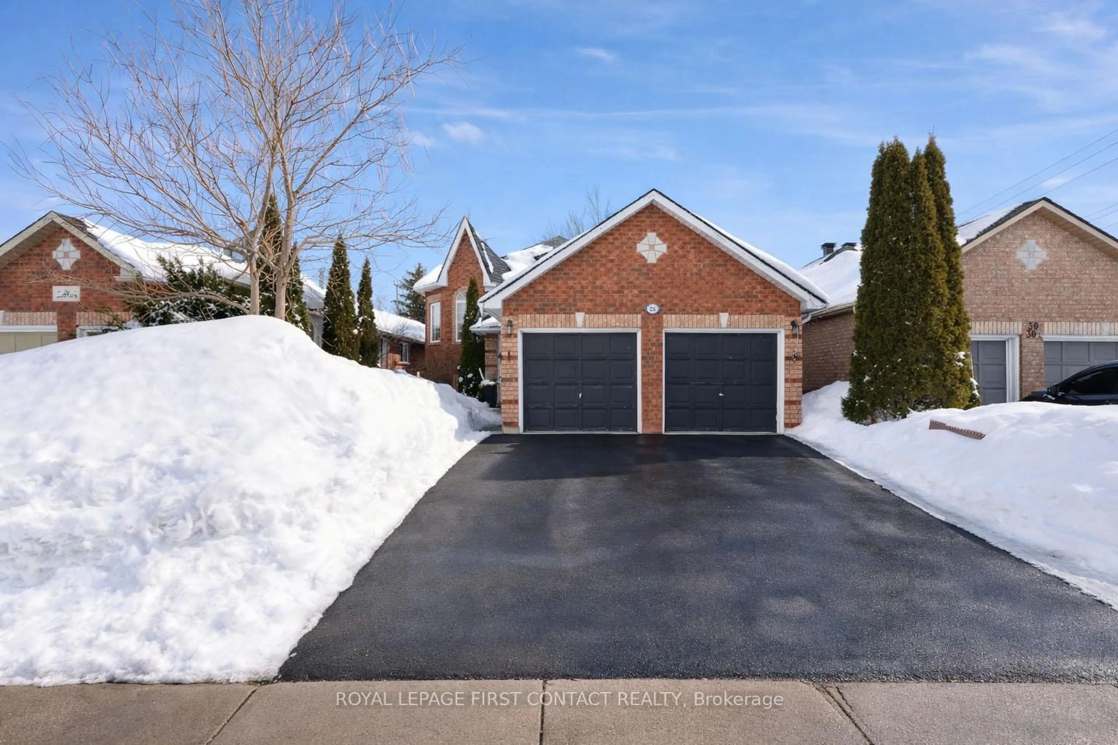 Home with brick exterior material, street for 28 Hewitt Pl, Barrie Ontario L4M 7B3
