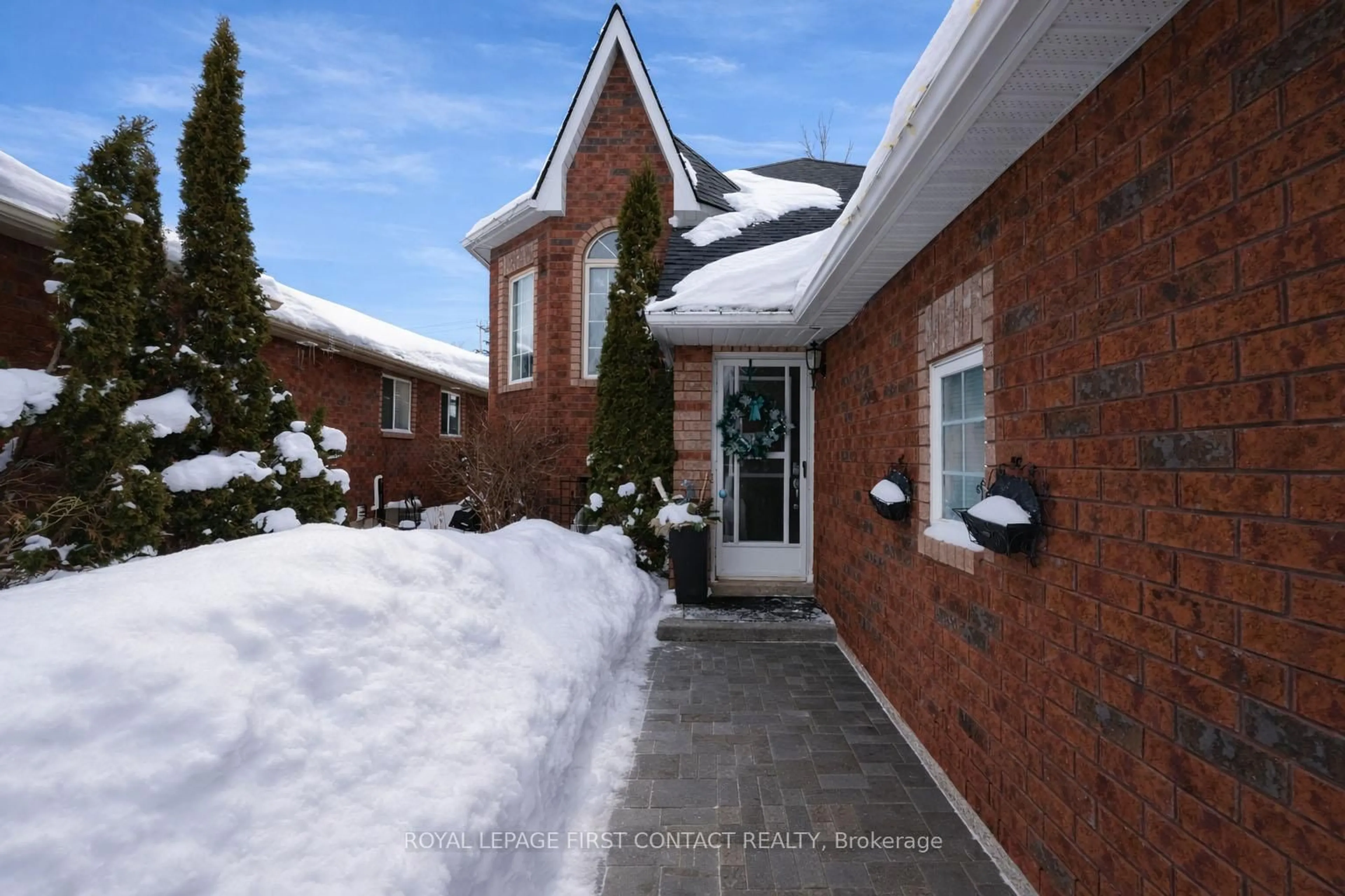 Home with brick exterior material, street for 28 Hewitt Pl, Barrie Ontario L4M 7B3