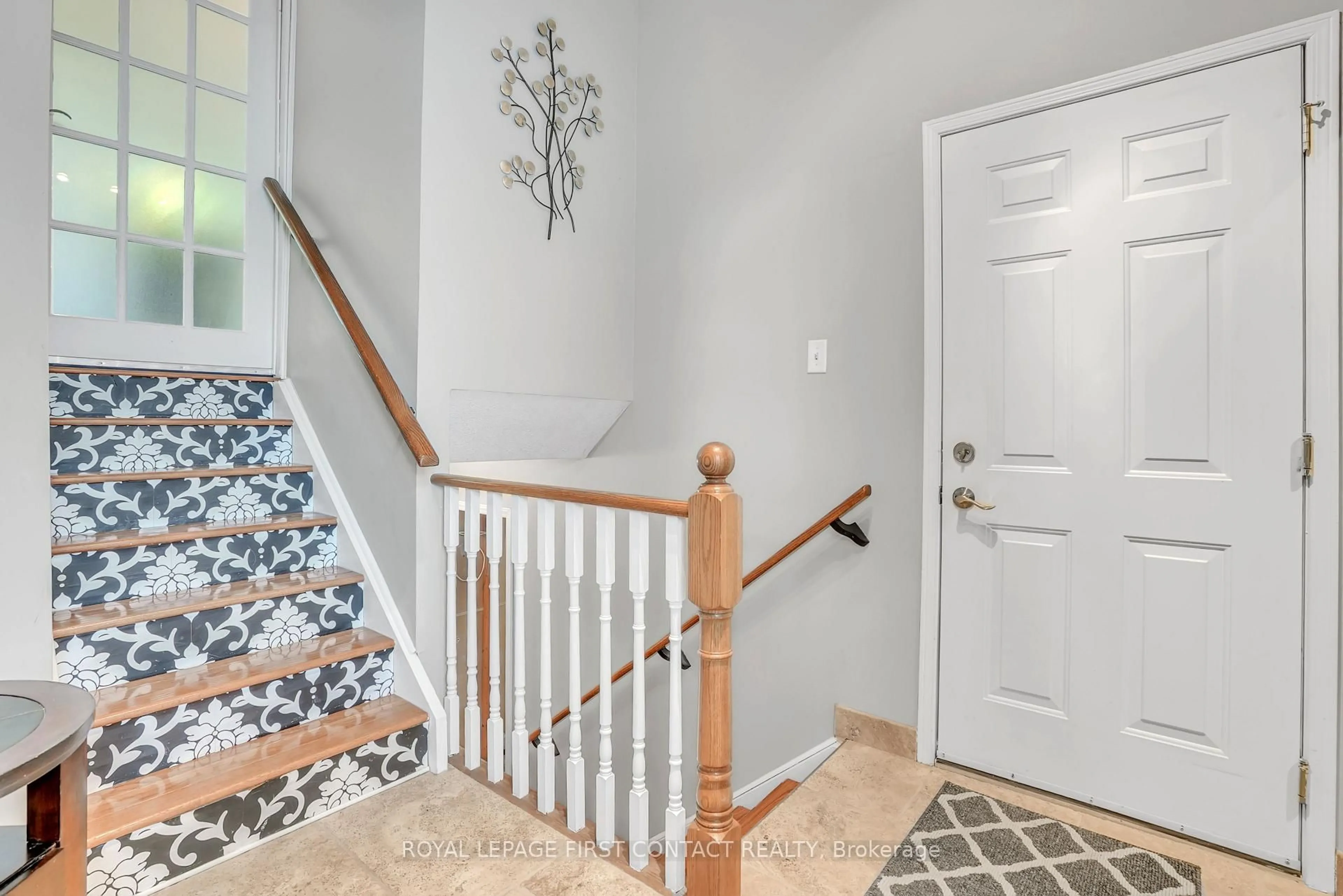 Indoor entryway for 28 Hewitt Pl, Barrie Ontario L4M 7B3