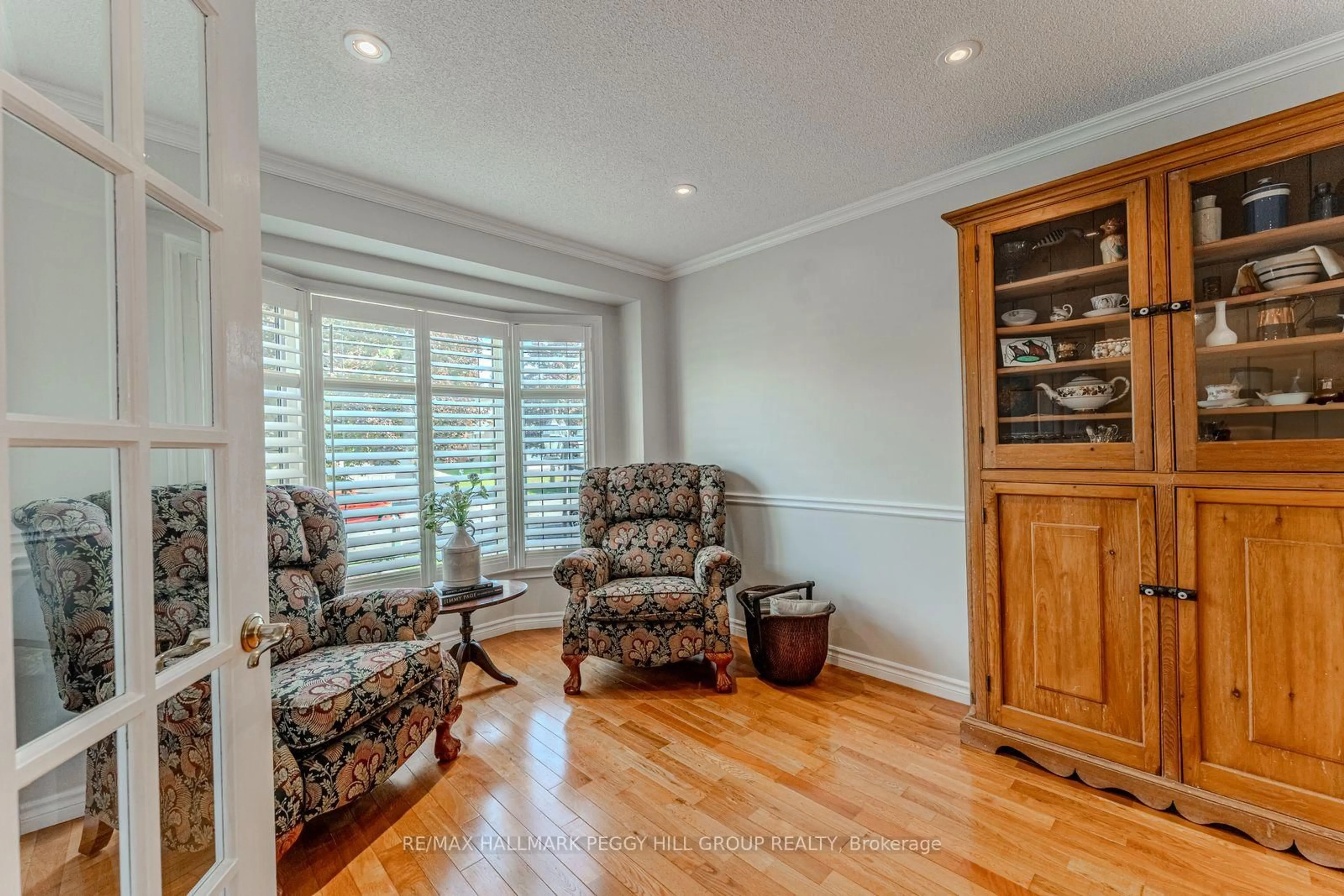 Living room with furniture, wood/laminate floor for 222 Bishop Dr, Barrie Ontario L4N 6X8