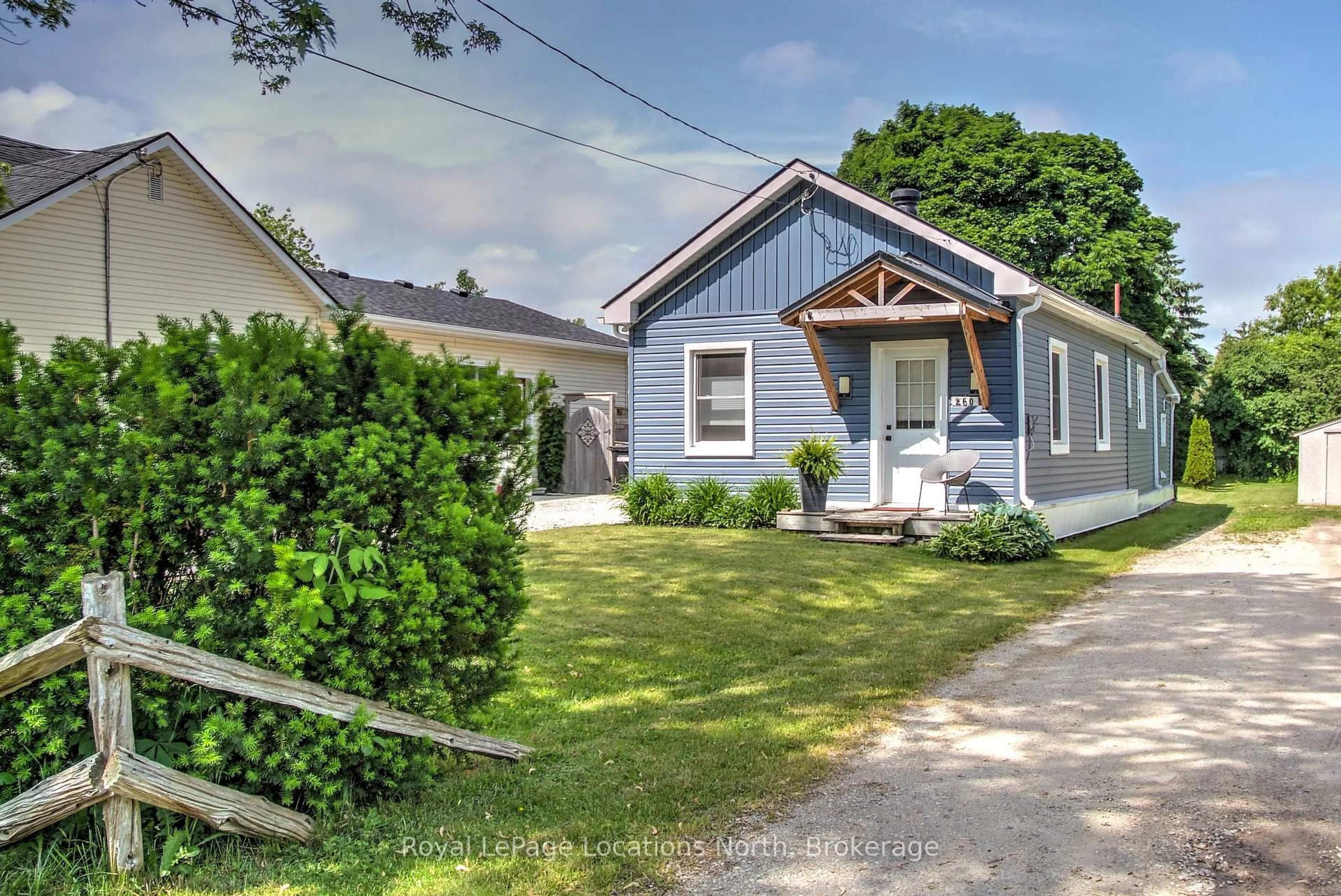 A pic from outside/outdoor area/front of a property/back of a property/a pic from drone, street for 260 CEDAR St, Collingwood Ontario L9Y 3A8