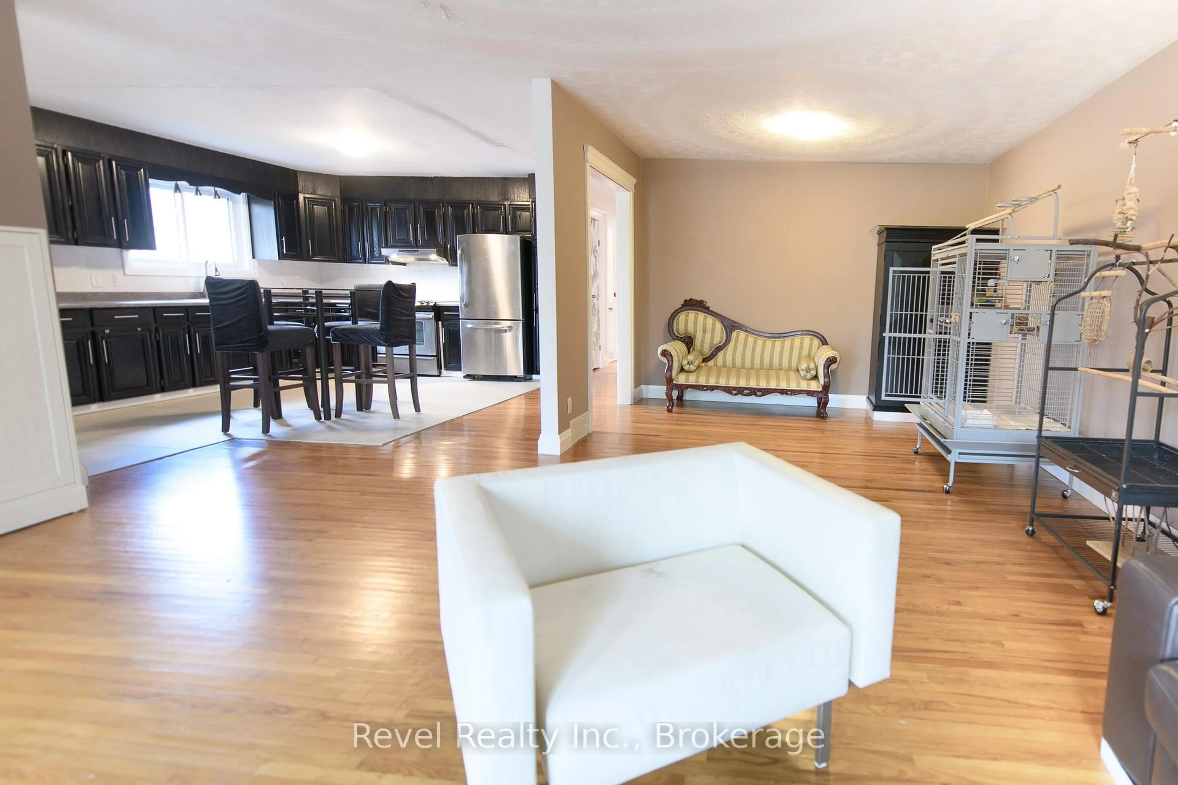 Living room with furniture, wood/laminate floor for 4 Teskey Crt, Collingwood Ontario L9Y 4R9