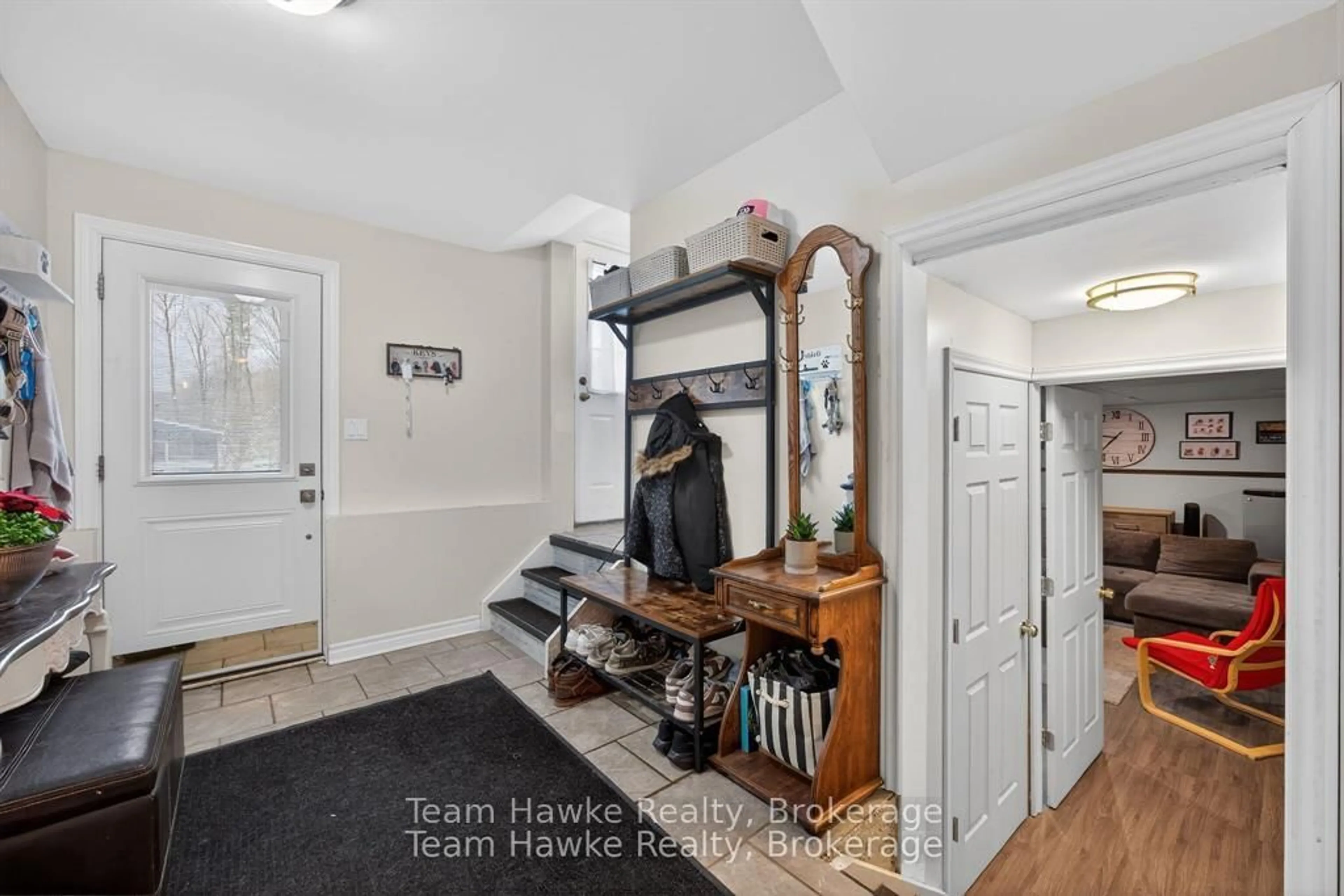 Indoor entryway for 50 Laurier Blvd, Tiny Ontario L9M 0J2