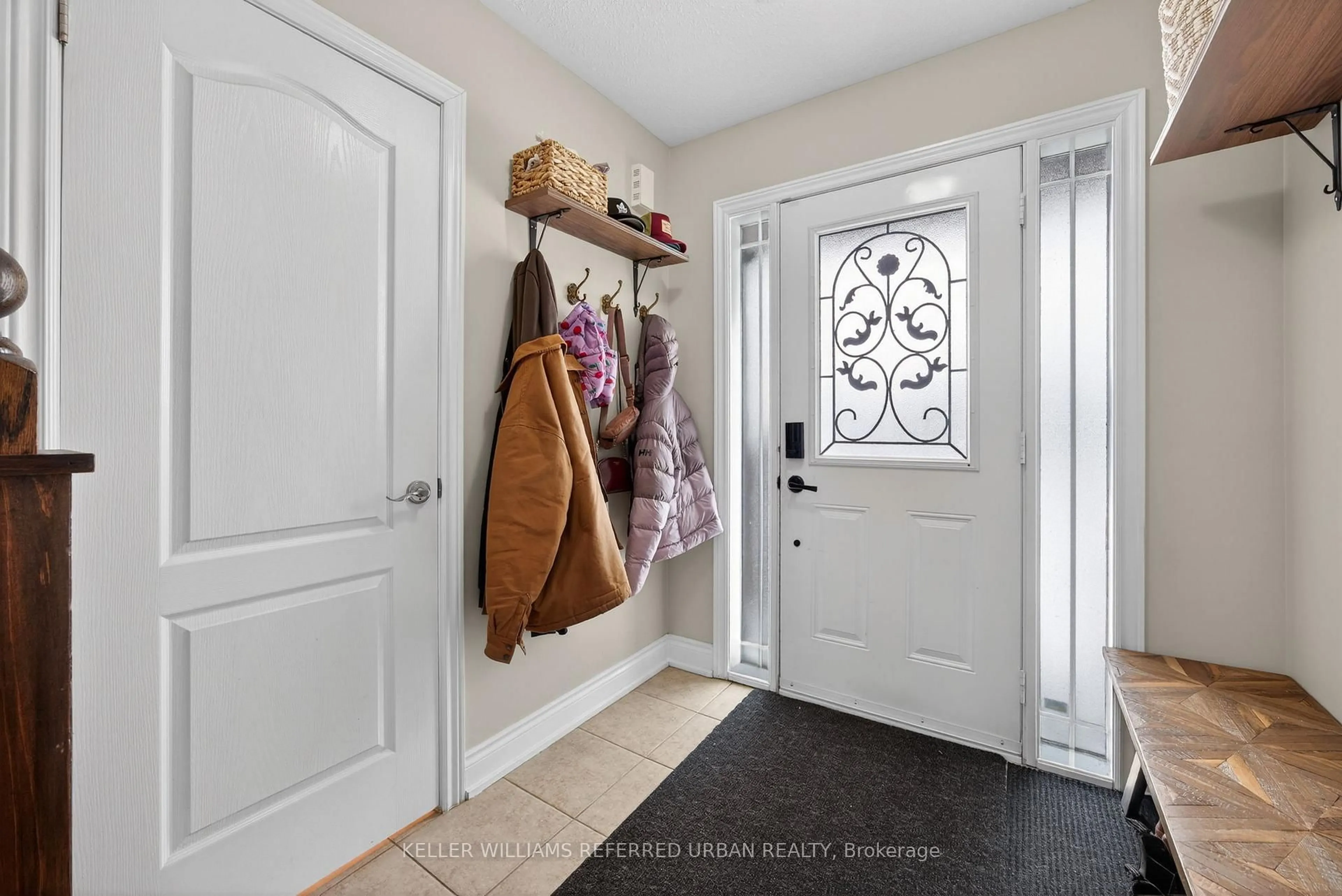 Indoor entryway for 3068 Emperor Dr, Orillia Ontario L3V 0G4