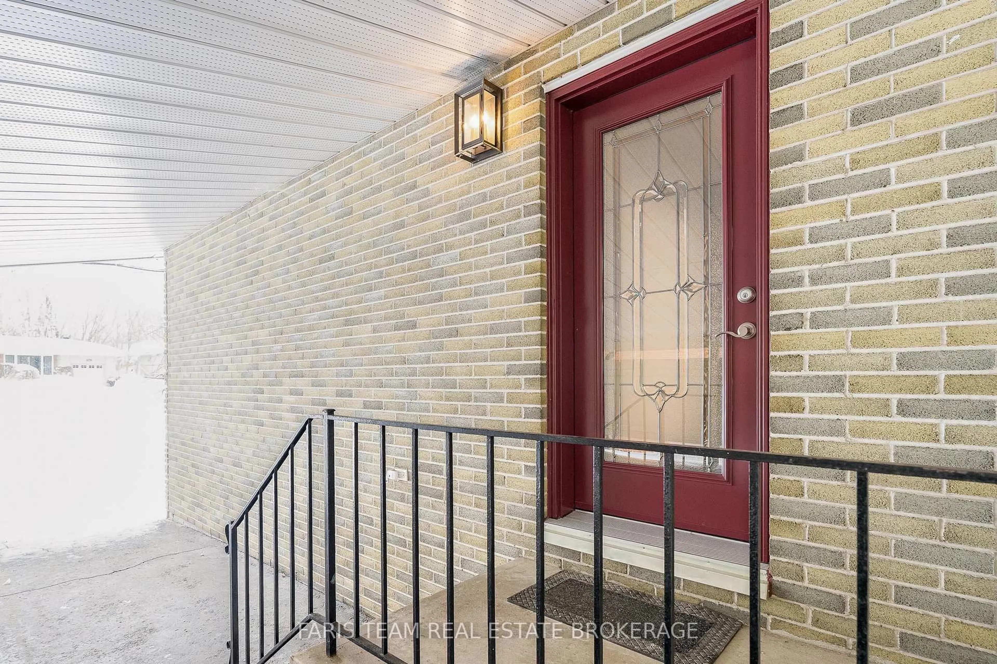 Indoor entryway for 64 Steel St, Barrie Ontario L4M 4H5
