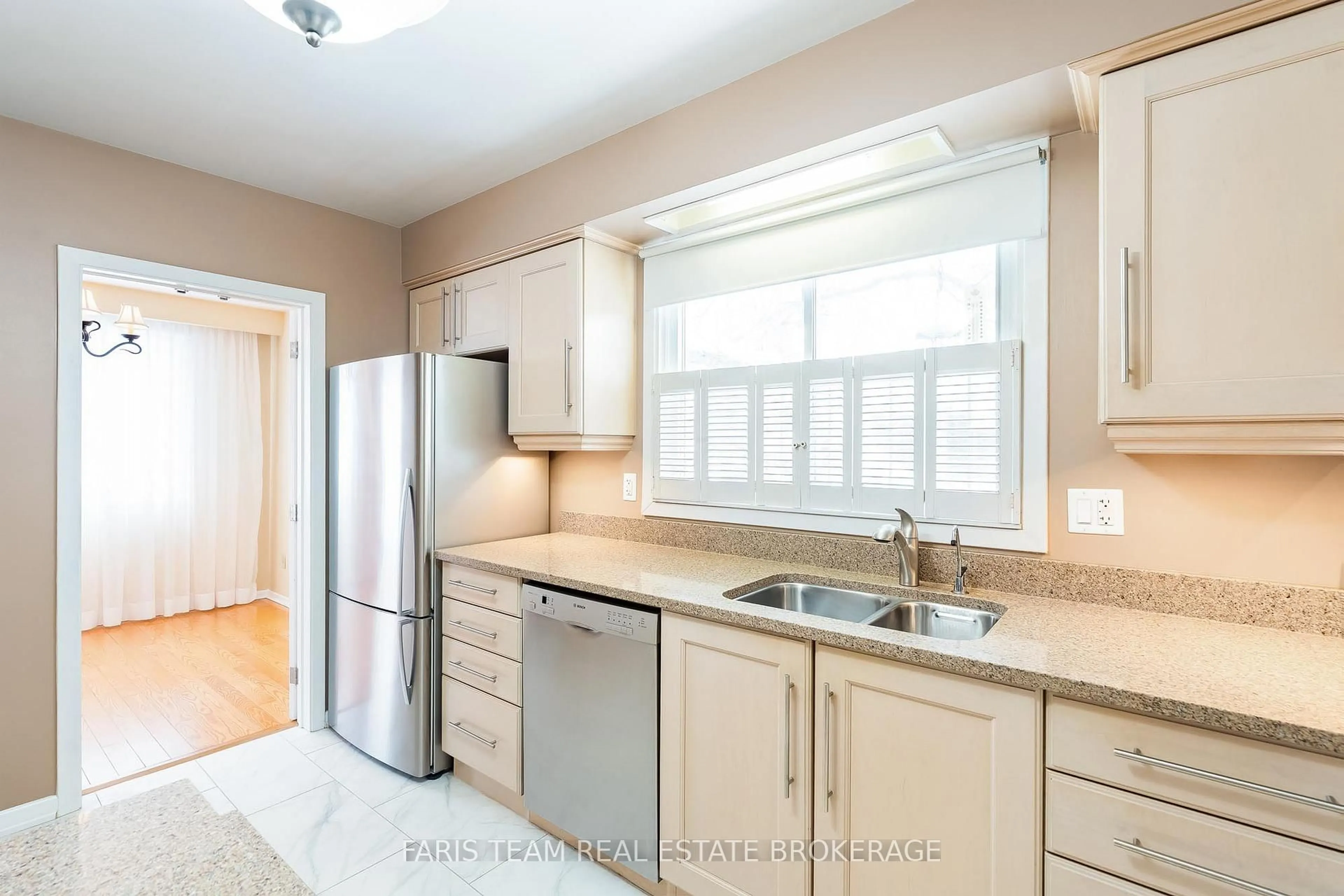 Standard kitchen, unknown for 64 Steel St, Barrie Ontario L4M 4H5